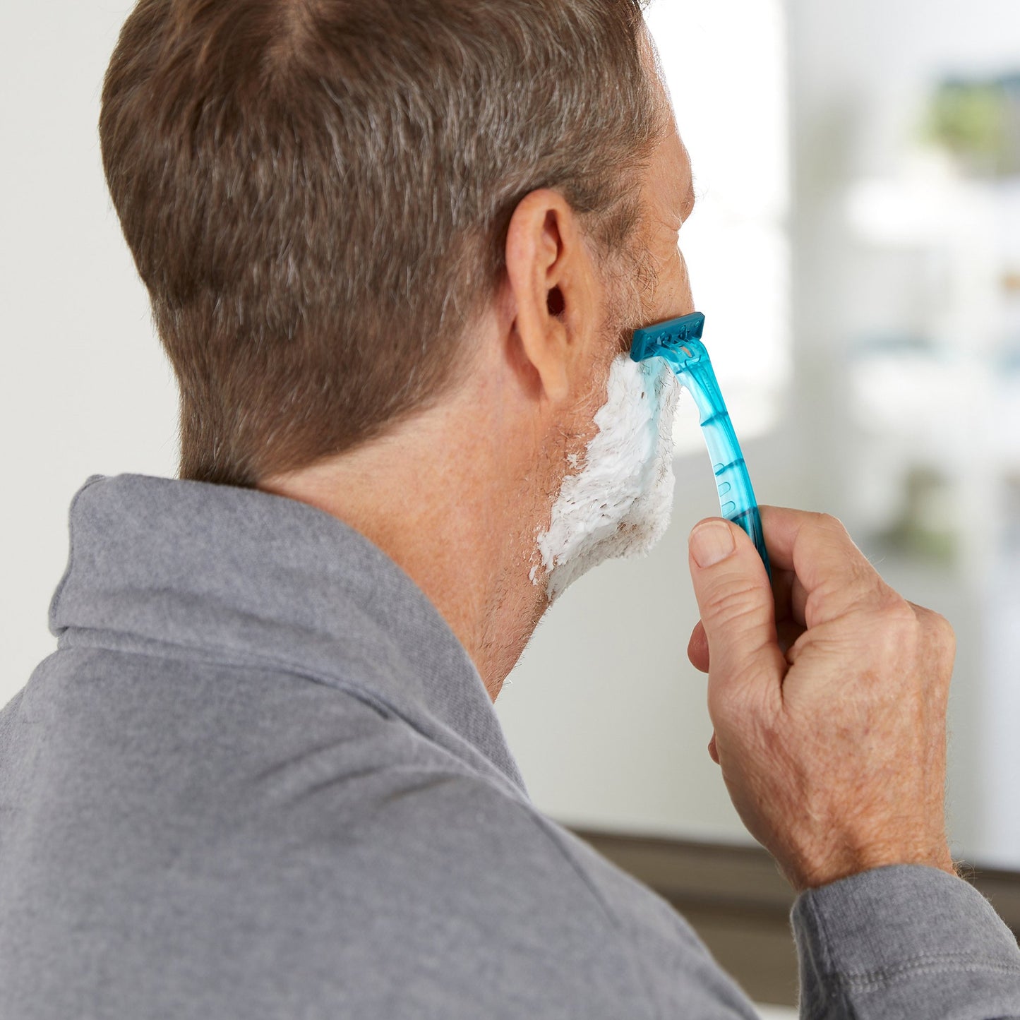 McKesson Personal Razor with Lubricating Strip Single Edge Triple Blade NonSterile Disposable (628717_BX)