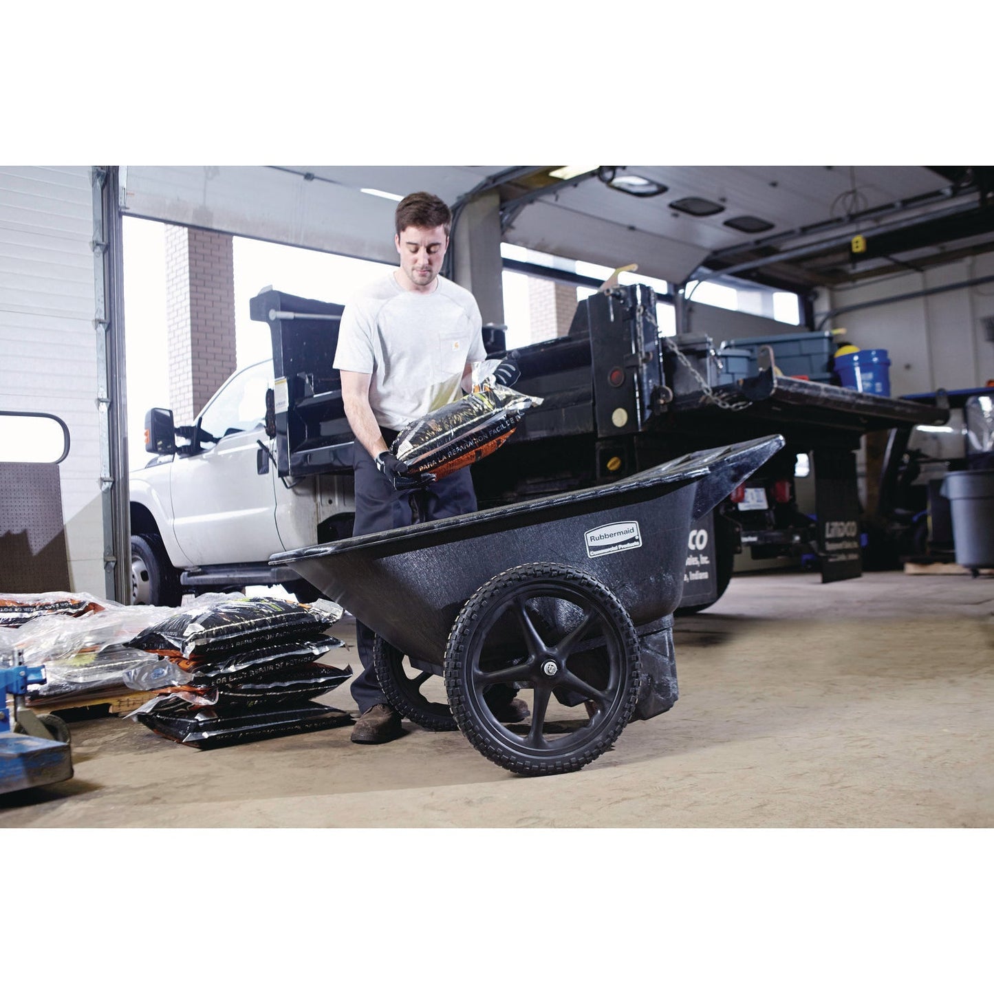 rubbermaid-big-wheel-agriculture-wheelbarrow-num-rcp5642bla_4