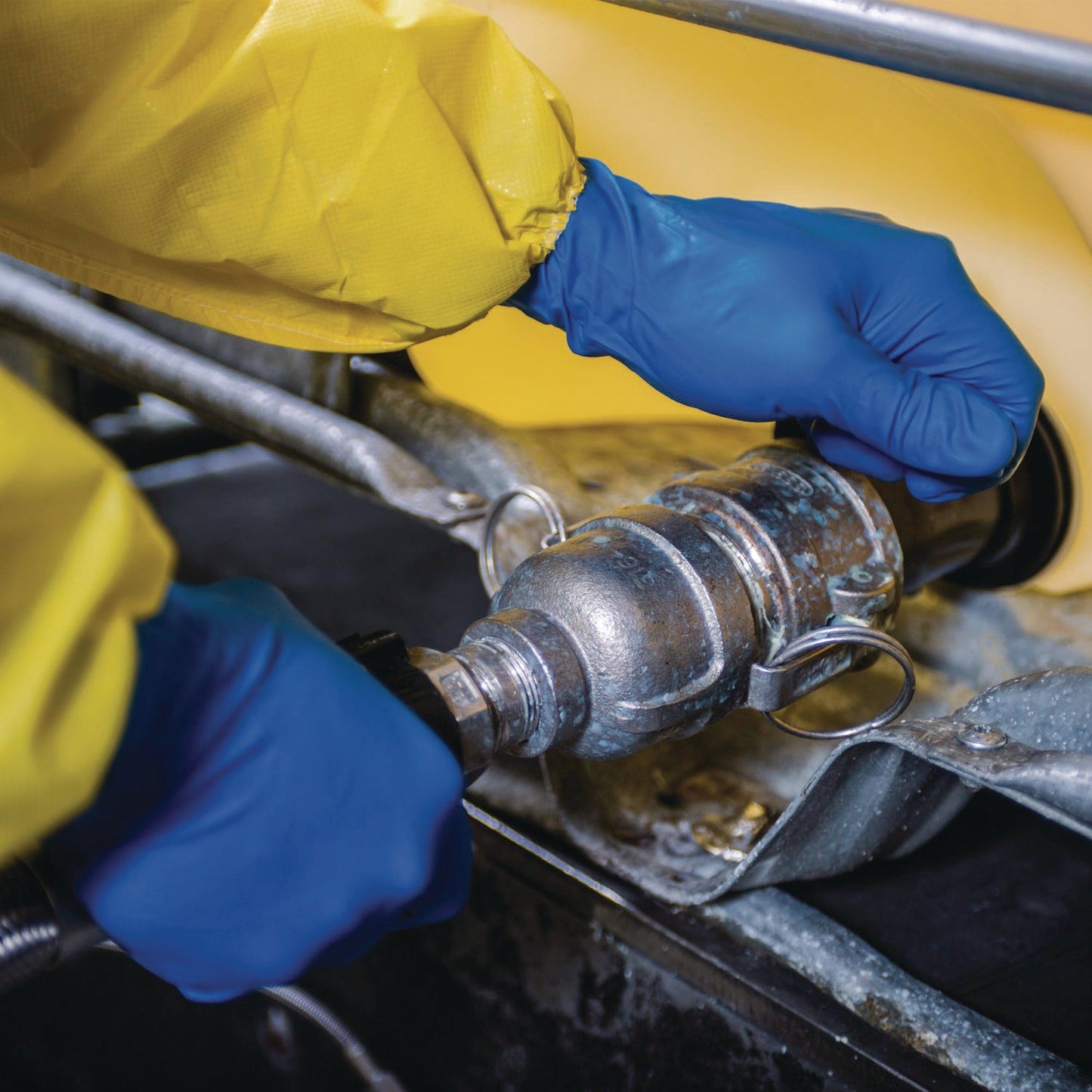 kleenguard™-a70-chemical-spray-protection-aprons-polyethylene-coated-fabric-one-size-fits-most-yellow-100-carton-ans97790_4