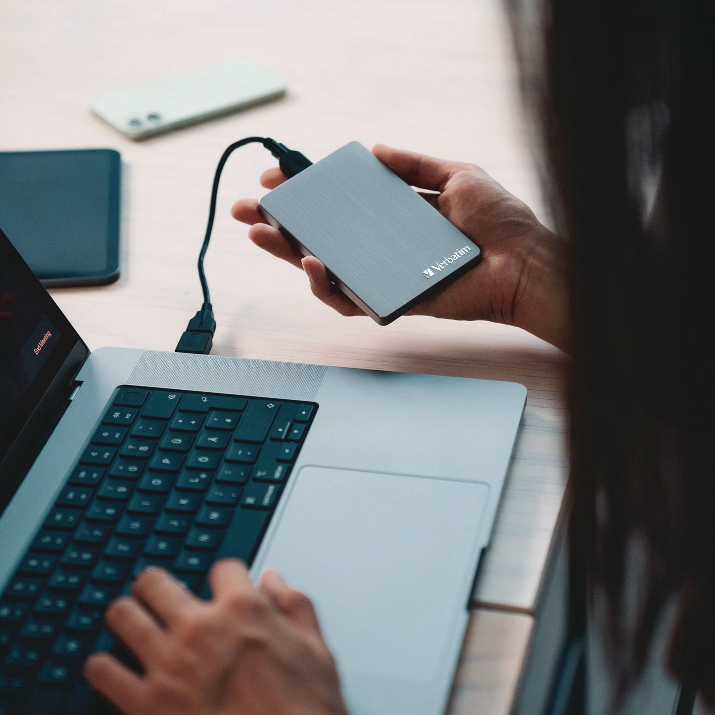 verbatim-store-n-go-alu-slim-portable-hard-drive-1-tb-usb-3-2-gen-1-silver-ver53663_7