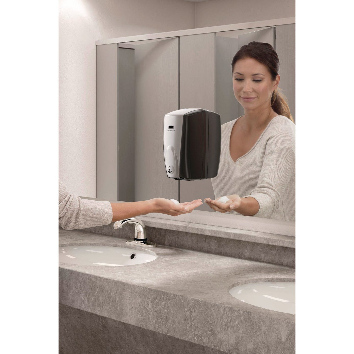 rubbermaid-commercial-auto-foam-refill-antibacterial-hand-soap-fragrance-free-1-100-ml-4-carton-rcp2147027_4