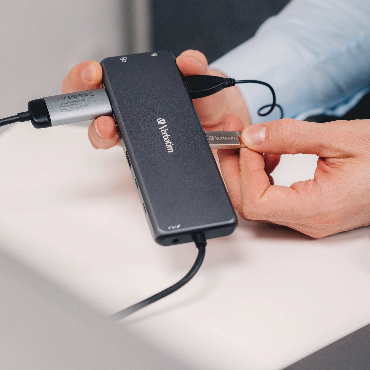 verbatim-usb-c-pro-multiport-hub-cmh-13port-gray-ver32153_8