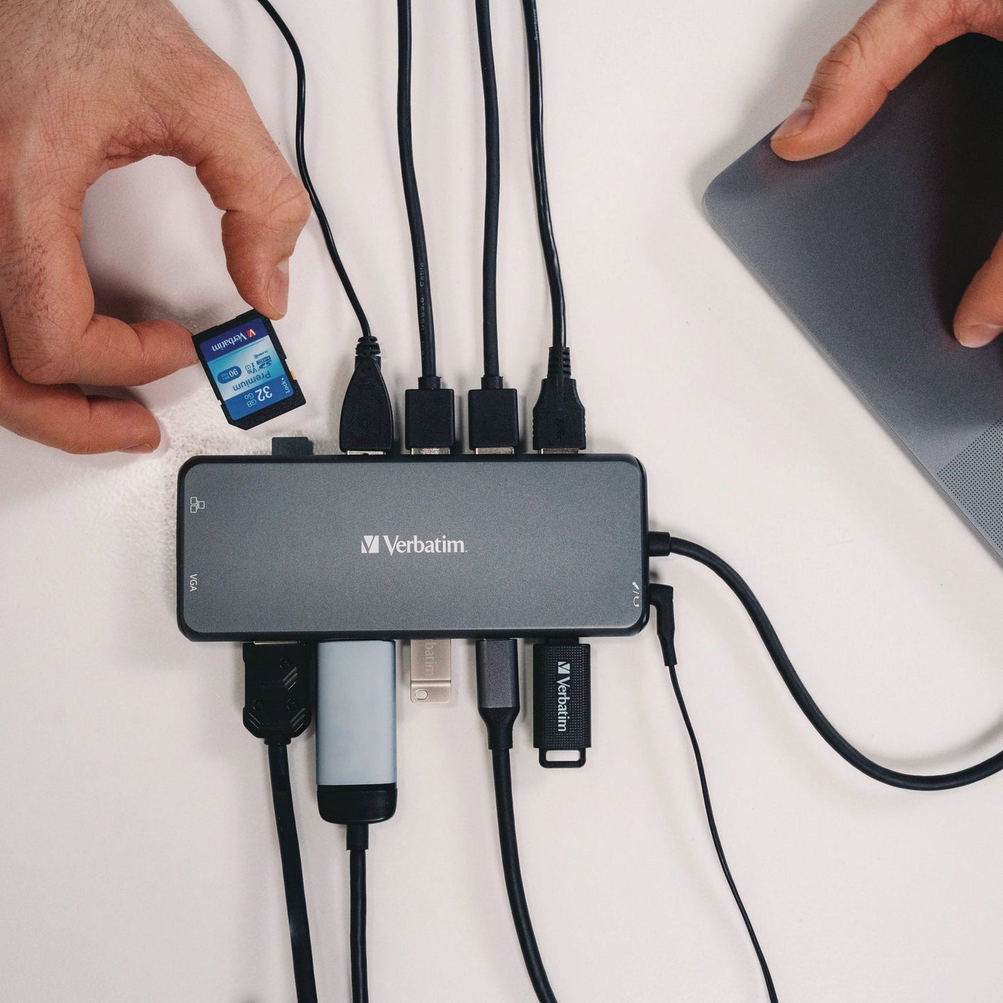 verbatim-usb-c-pro-multiport-hub14-port-gray-ver32154_8