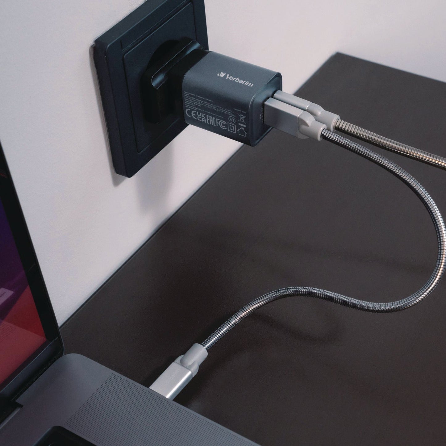 verbatim-35-w-2-port-gan-wall-charger-black-gray-ver32200_9