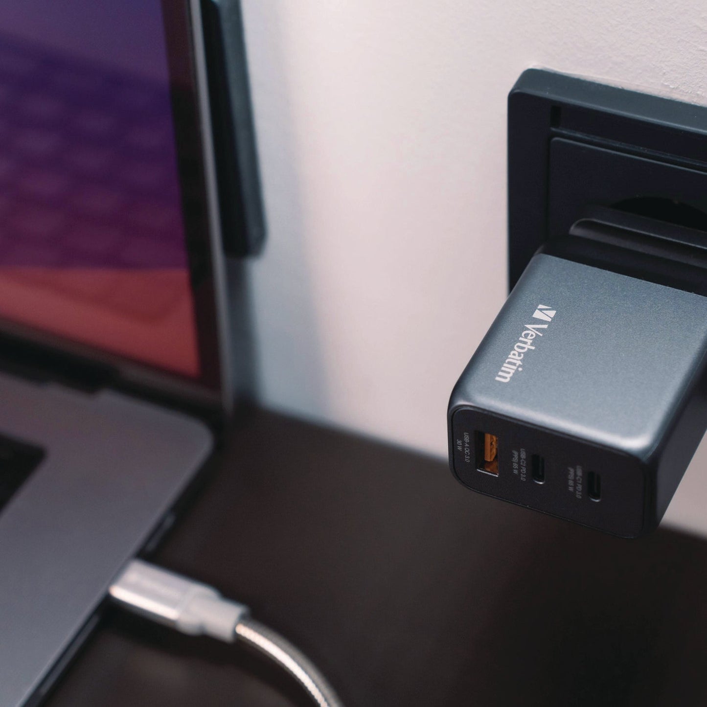 verbatim-65-w-3-port-gan-wall-charger-black-gray-ver32201_9