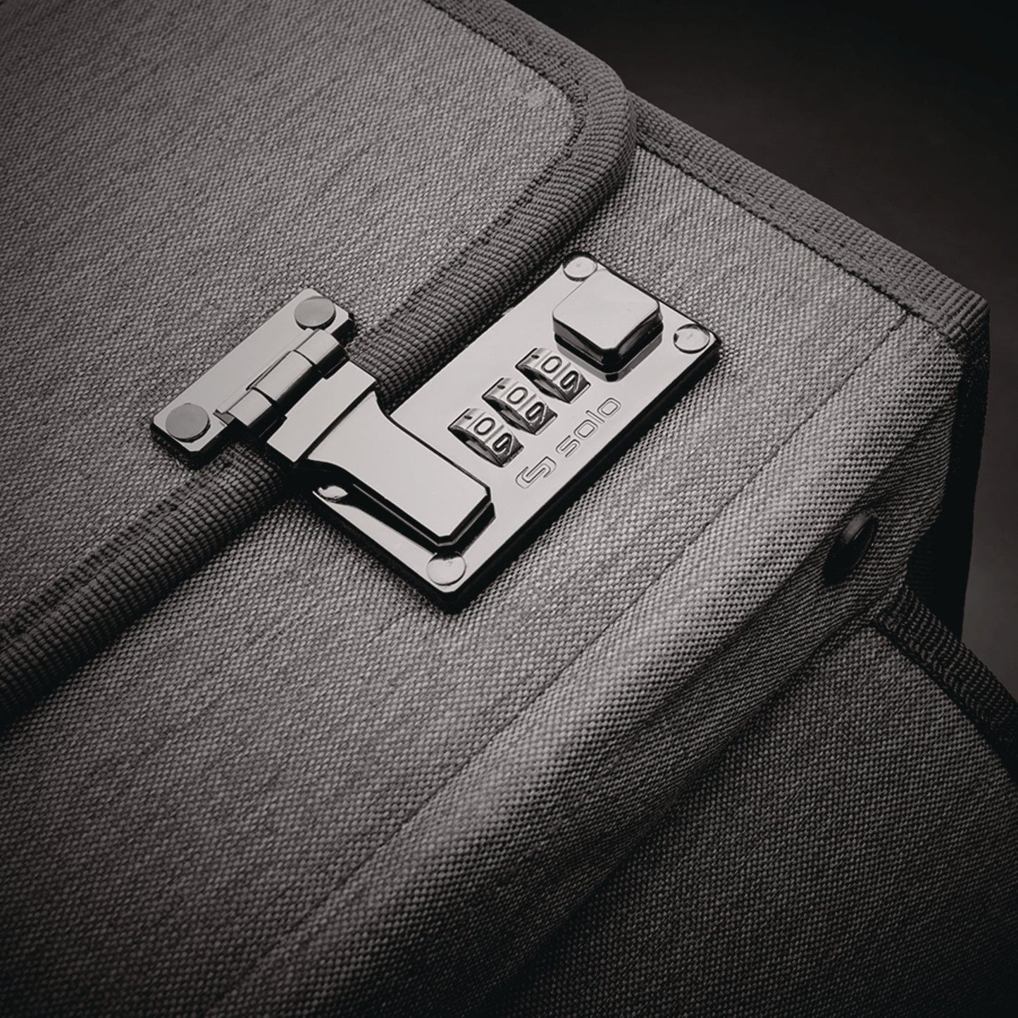 solo-classic-recycled-rolling-catalog-case-fits-device-up-to-17-3-9-31-x-9-31-x-16-14-gray-black-uslb78410_5