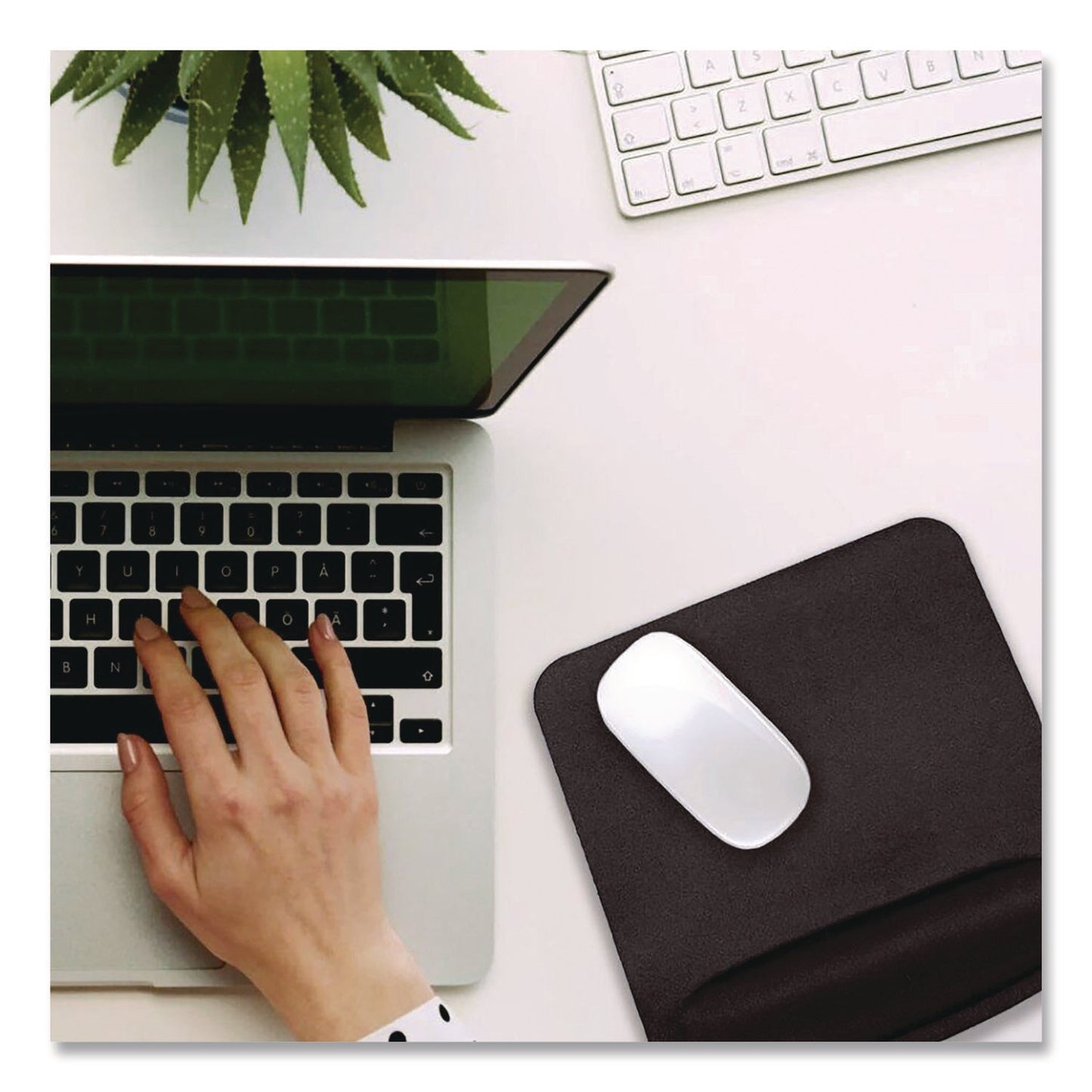 otm-essentials-foam-non-skid-mouse-pad-with-wrist-rest-8-25-x-9-black-celcoba3caa_4