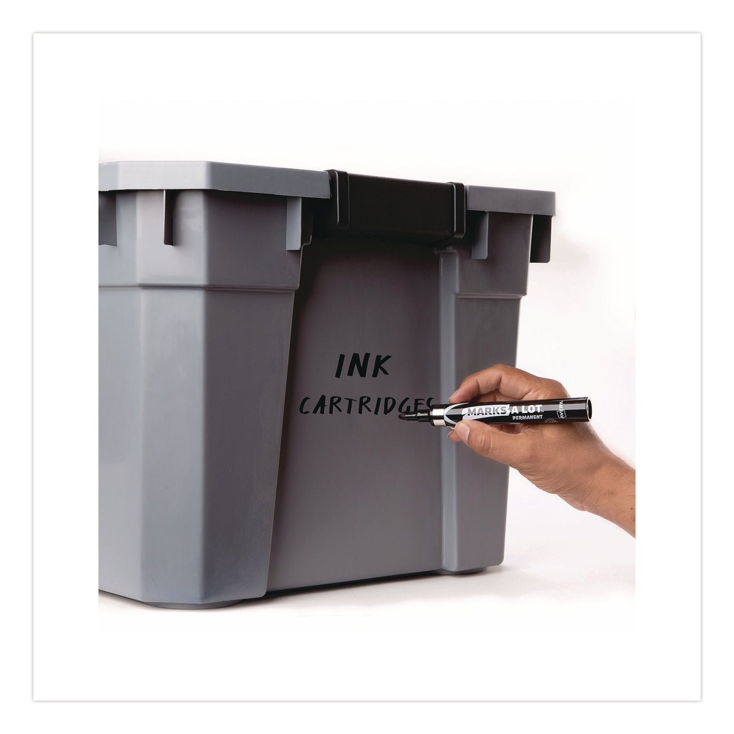 avery-r-marks-a-lot-large-desk-style-permanent-marker-with-metal-pocket-clip-broad-bullet-tip-black-ave24878ea_3