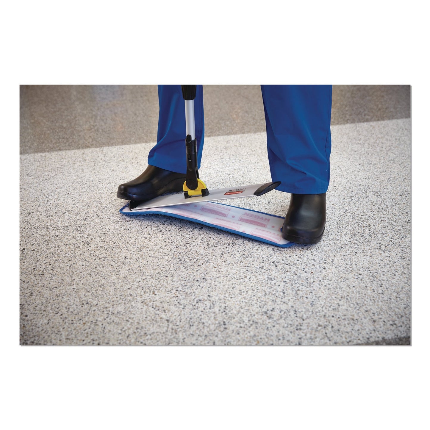 rubbermaid-r-commercial-hygen-microfiber-wet-mop-pad-18-blue-rcpfgq41000bl00_5