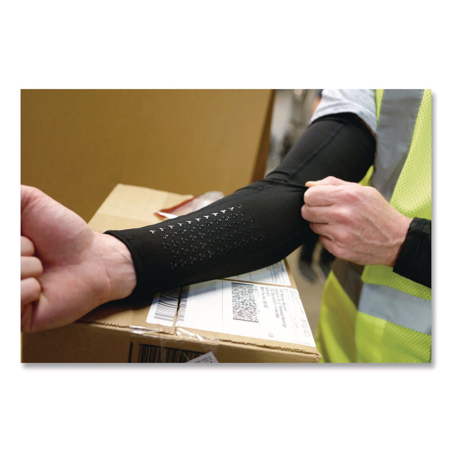 ergodyne®-chill-its-6691-cooling-arm-sleeves-with-box-handling-grip-polyester-spandex-large-black-pair-ego12388_3