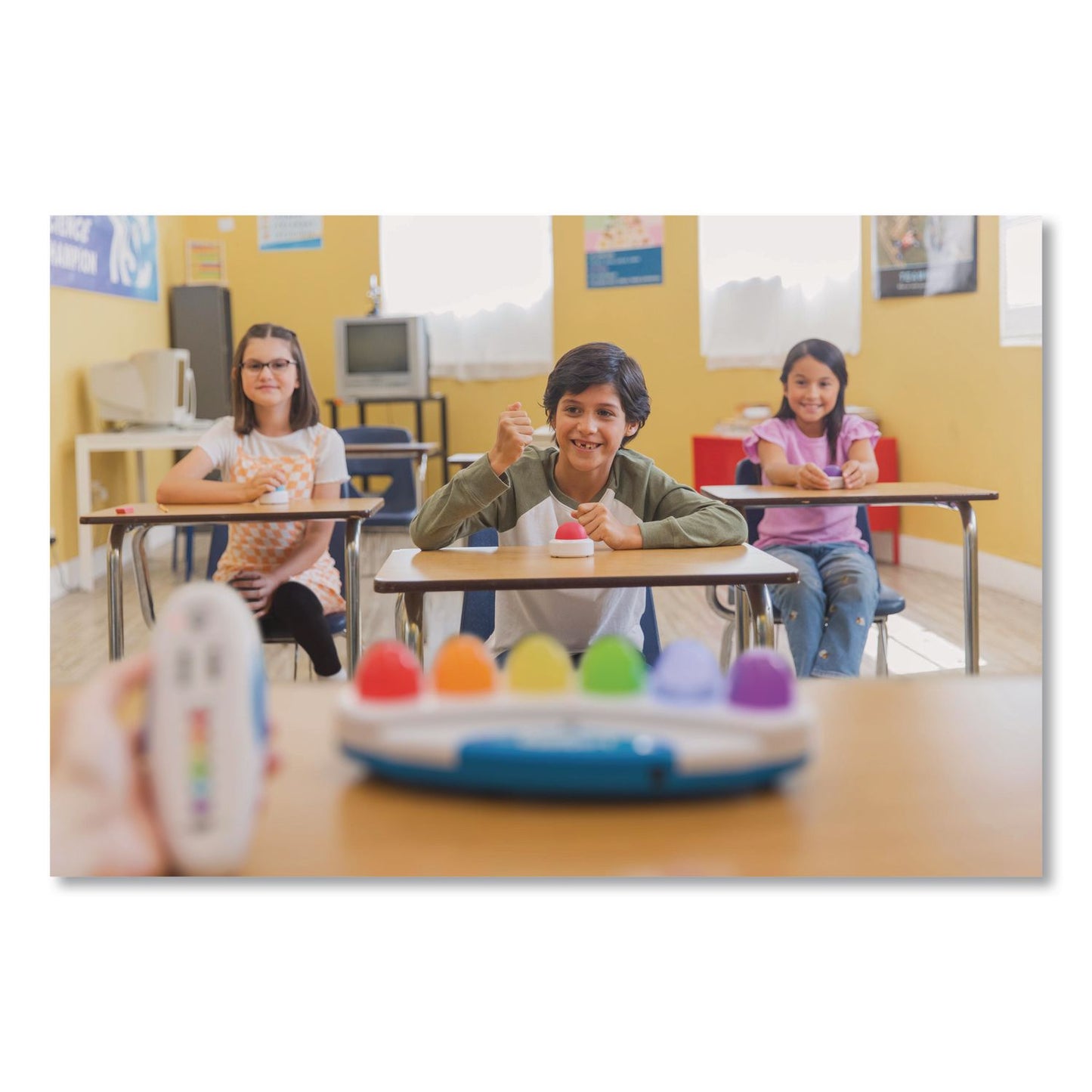 Educational Insights® Wireless Eggspert with Six Student Buttons and One Teacher Remote, Ages 6 and Up, 8 Pieces (EII7886)