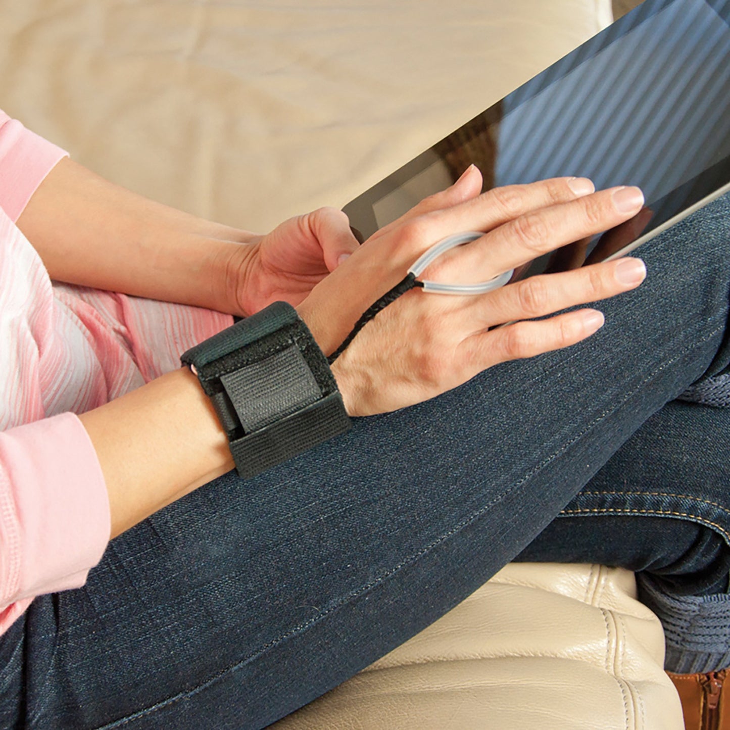 IMAK® RSI WrisTimer® Daytime Wrist Support Elastic Left or Right Hand Black Small (311882_EA)
