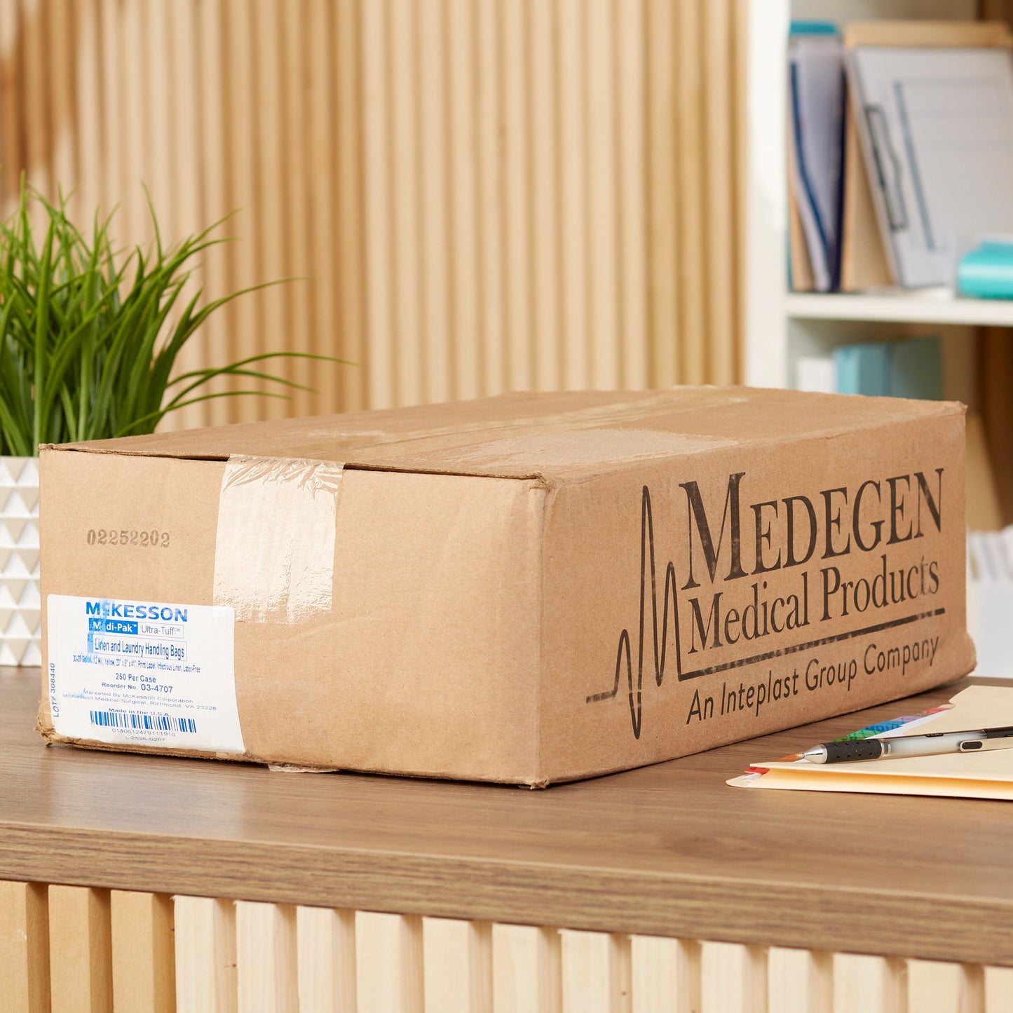 McKesson Infectious Linen Bag Infectious Linen 30 to 33 gal. Yellow 8 X 23 X 41 Inch (140120_CS)