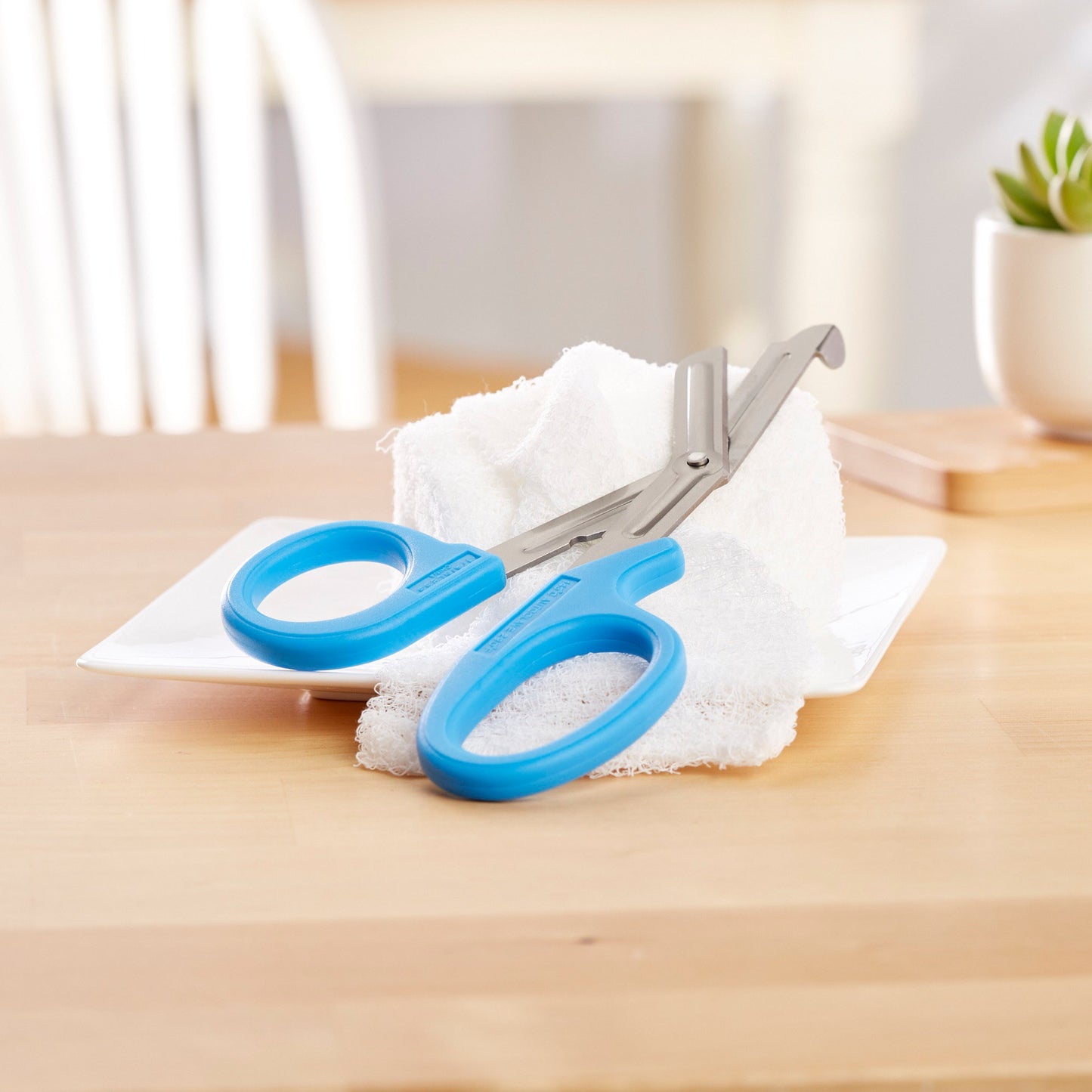 McKesson Medicut™ Trauma Shears 7-1/4 Inch Length Medical Grade Stainless Steel Blue Finger Ring Handle Angled Blunt Tip / Blunt Tip (1078271_EA)