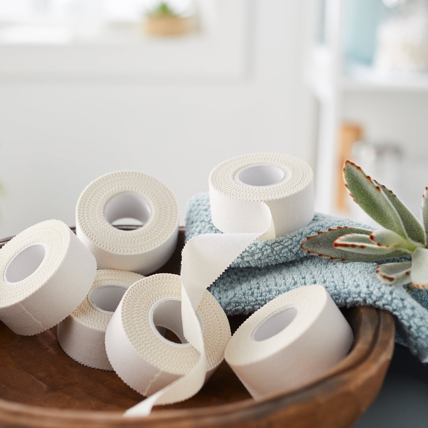 Kendall™ Standard Porous Medical Tape White 1 Inch X 10 Yard Cloth NonSterile (742655_RL)