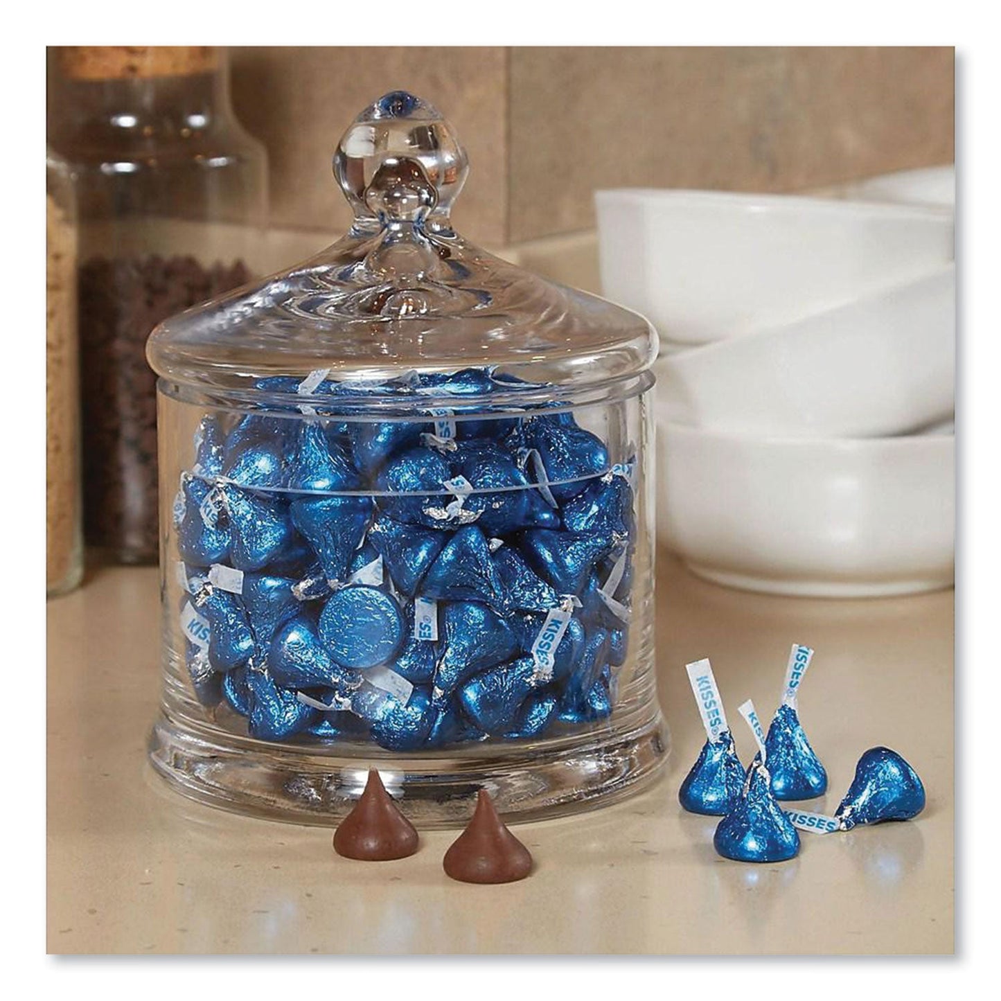 hersheys-kisses-milk-chocolate-dark-blue-wrappers-66-7-oz-bag-hrs60194_4