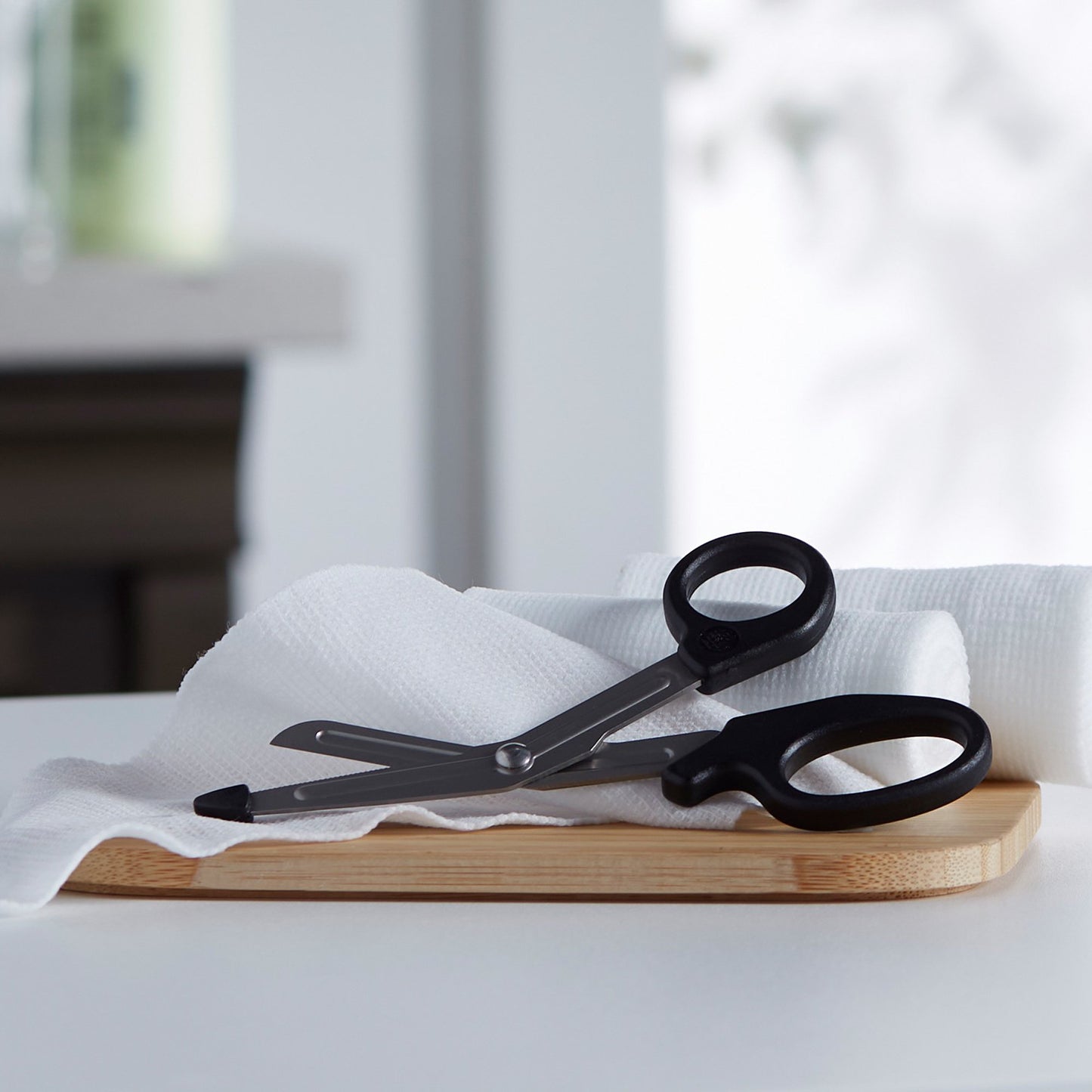 McKesson Medicut™ Trauma Shears Black 5-1/2 Inch Length Medical Grade Stainless Steel Finger Ring Handle Blunt Tip / Blunt Tip (1089418_CS)