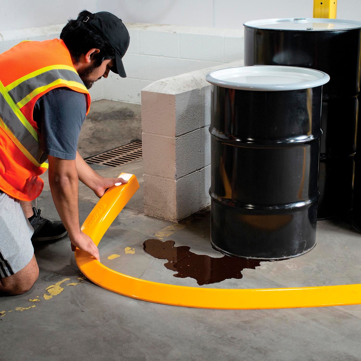 Global Industrial Low Profile Spill Berm, 10'L x 4"W x 2-1/4"H (WB670614)