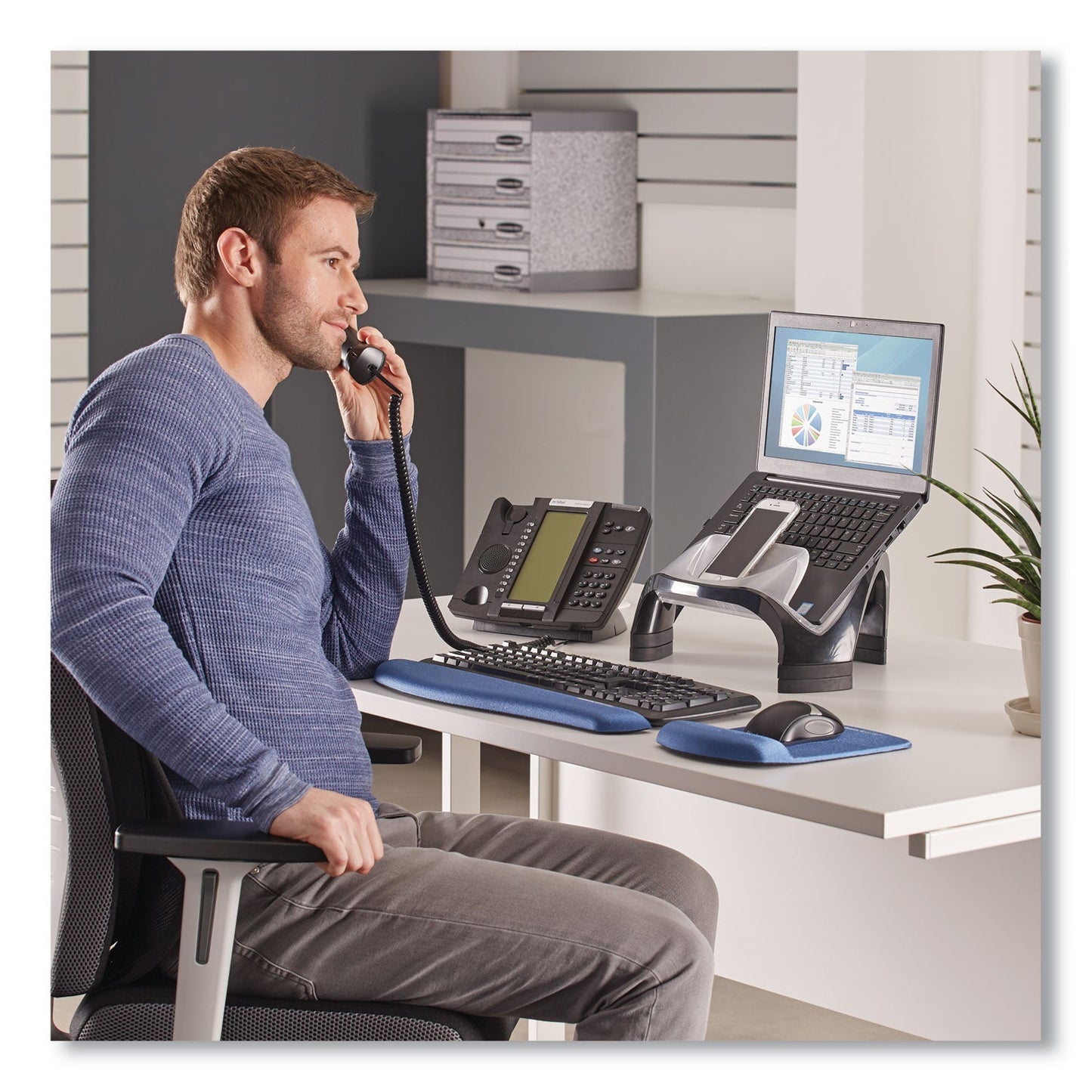 fellowes-smart-suites-laptop-riser-with-usb-num-09741y_4