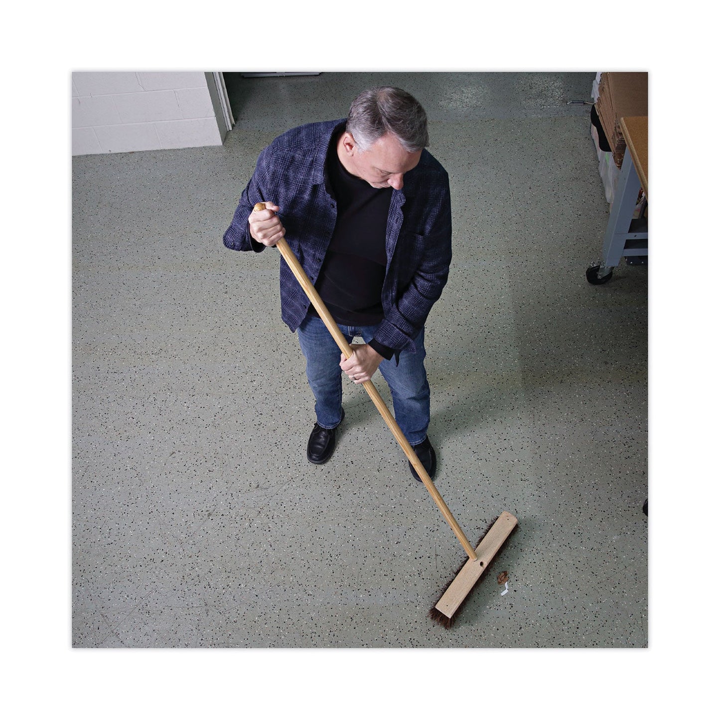 boardwalk-heavy-duty-threaded-end-lacquered-hardwood-broom-handle-num-bwk137_5