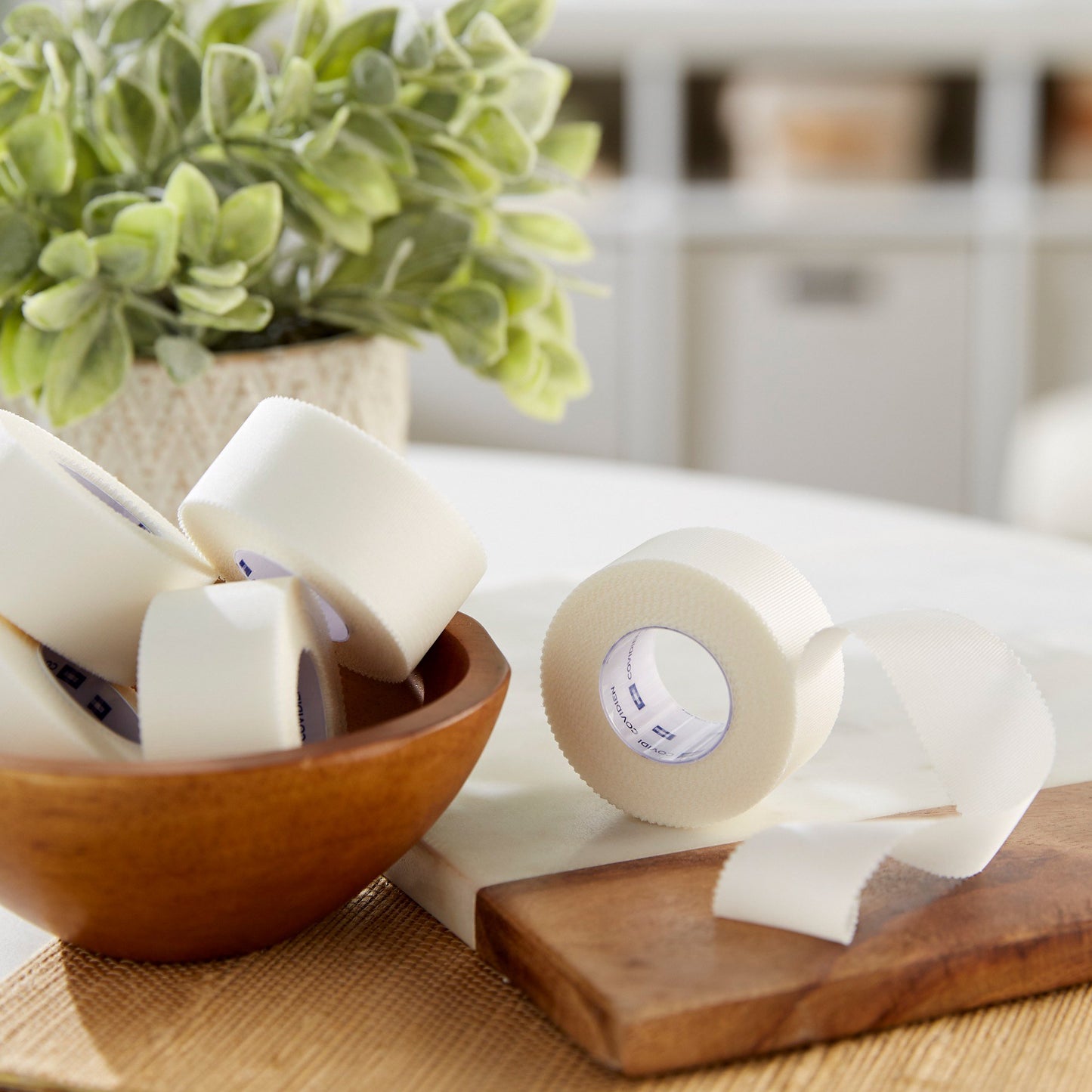 Kendall™ Hypoallergenic Silk Hypoallergenic Medical Tape White 1 Inch X 10 Yard Silk-Like Cloth NonSterile (696201_BX)