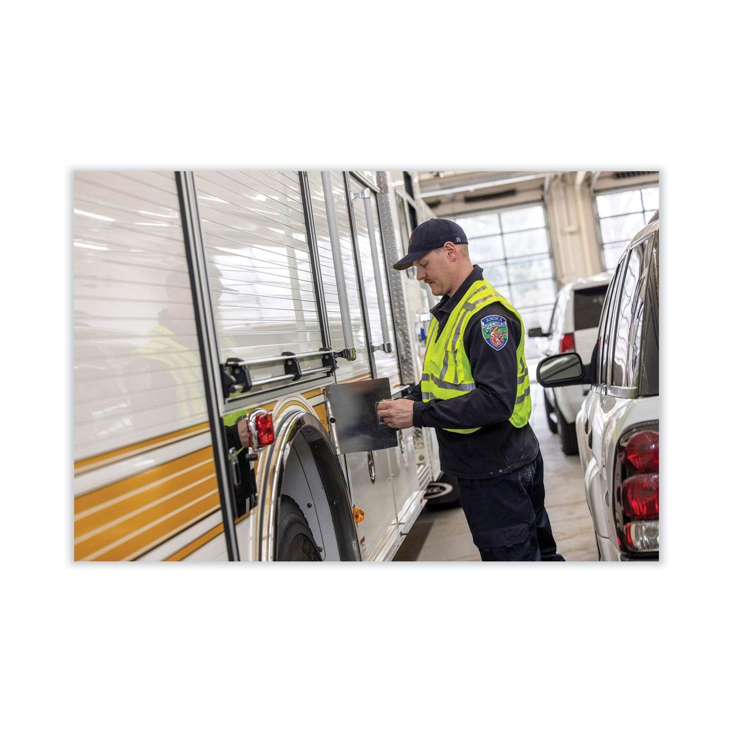 ergodyne-glowear-8244psv-class-2-expandable-public-safety-hook-and-loop-vest-num-ego21367_4