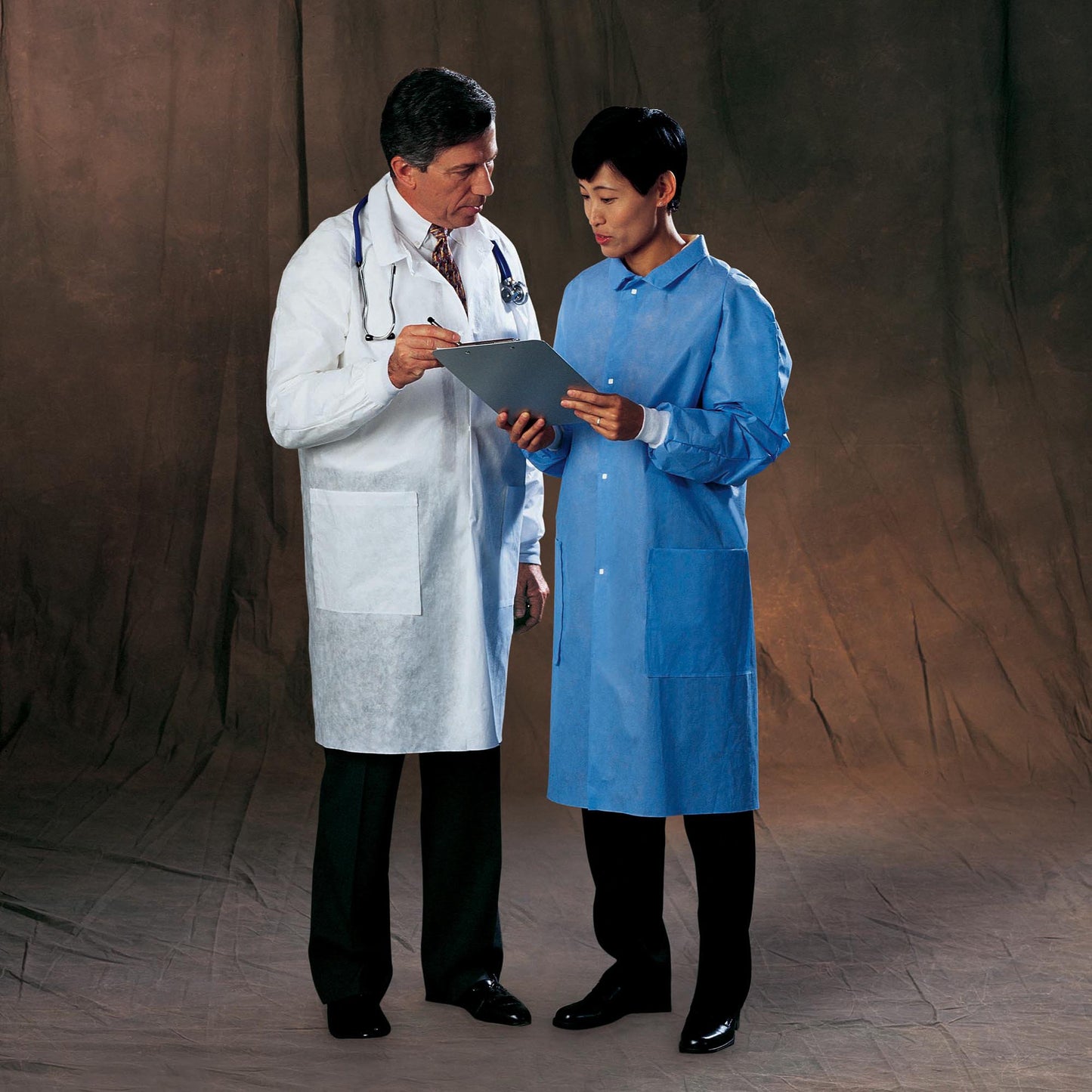Basic Lab Coat White X-Large Knee Length 3-Layer SMS Disposable (276139_CS)