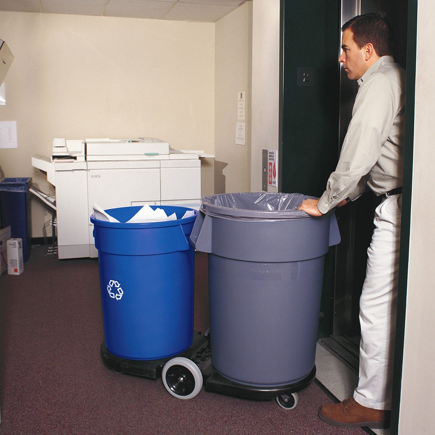 rubbermaid-recycling-container-num-rub263273_2