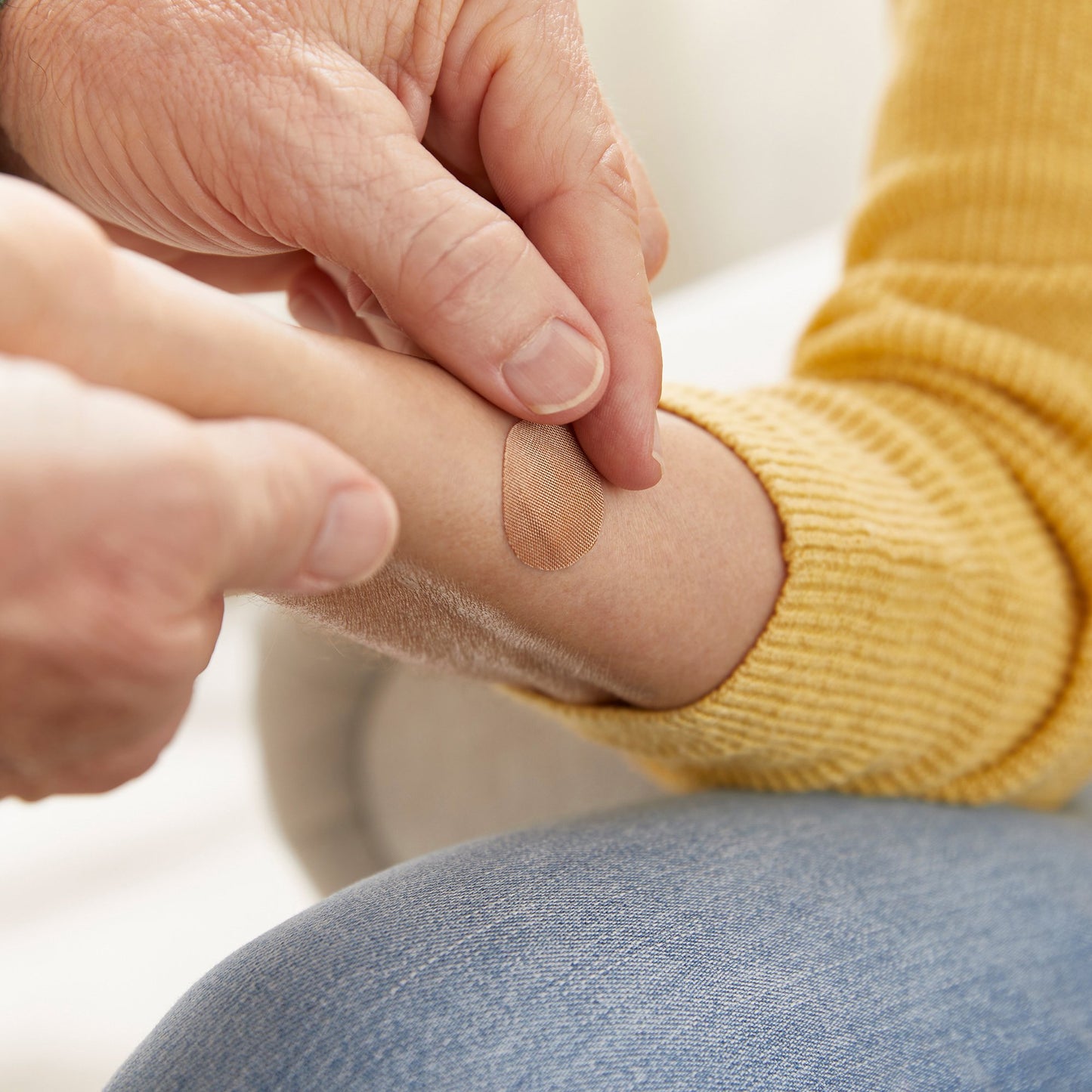 McKesson Adhesive Spot Bandage 1 Inch Fabric Round Tan Sterile (466870_BX)