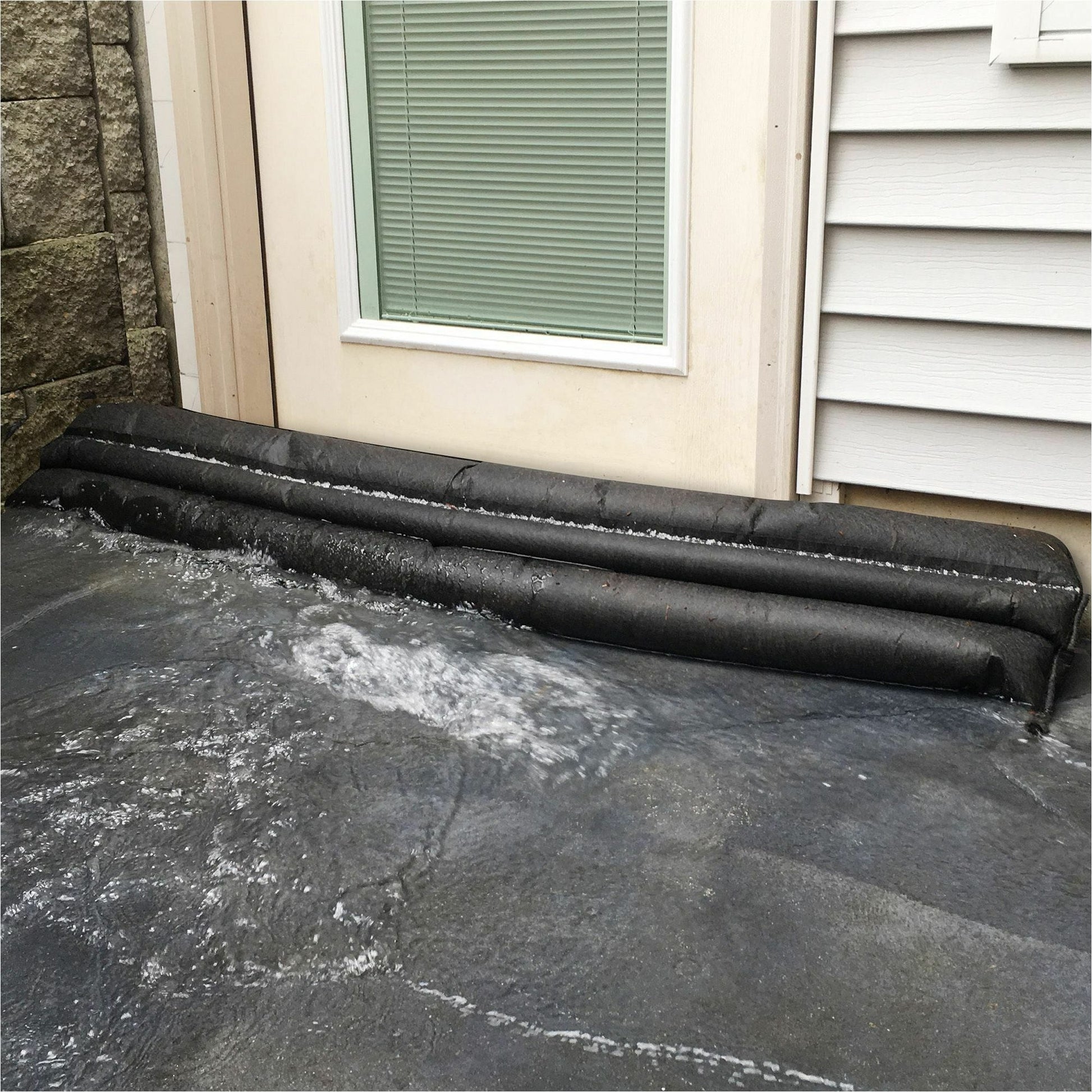 quick-dam-grab-go-flood-control-kit-3-5-height-10-carton-black-aprqdgg510_8