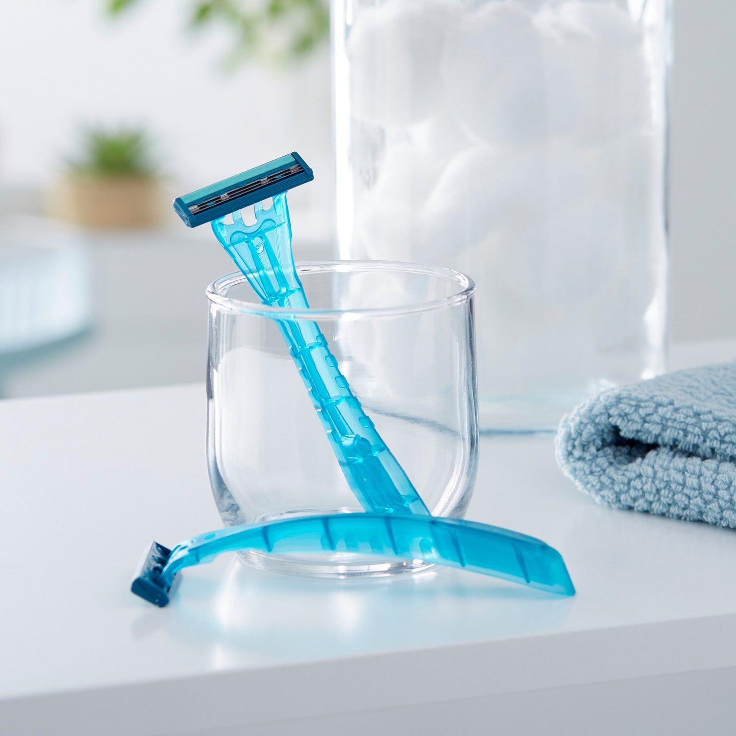 DawnMist® Triple Play™ Personal Razor with Lubricating Strip Single Edge Triple Blade NonSterile Disposable (514816_BX)