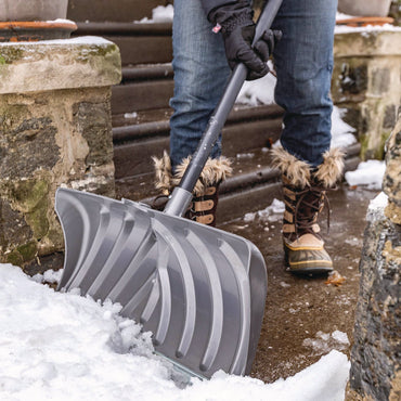 suncast-commercial-r-steel-core-snow-pusher-with-wear-strip-24-width-x-57-55-length-suasp2450ea_2