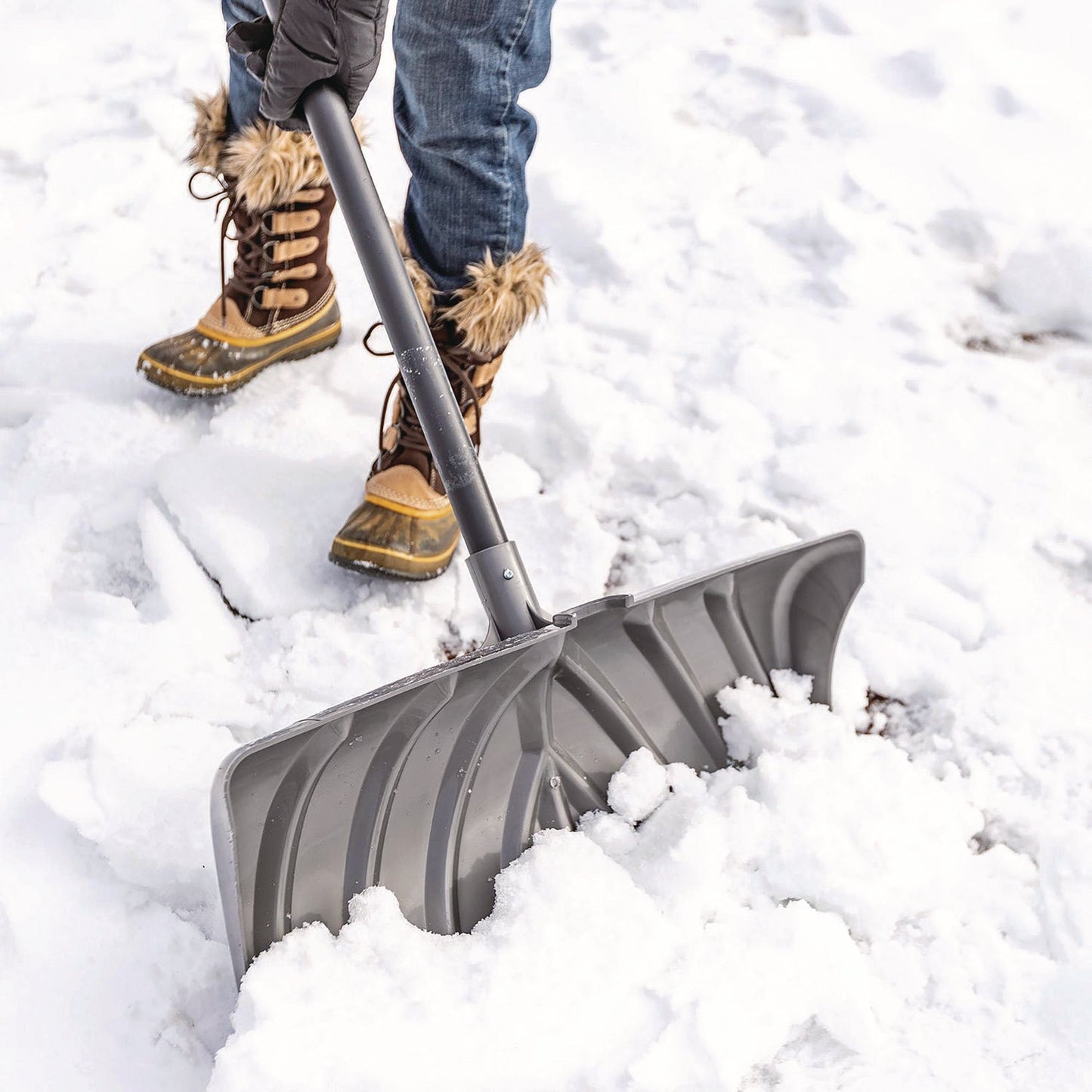 suncast-commercial-r-steel-core-snow-pusher-with-wear-strip-24-width-x-57-55-length-suasp2450ea_3