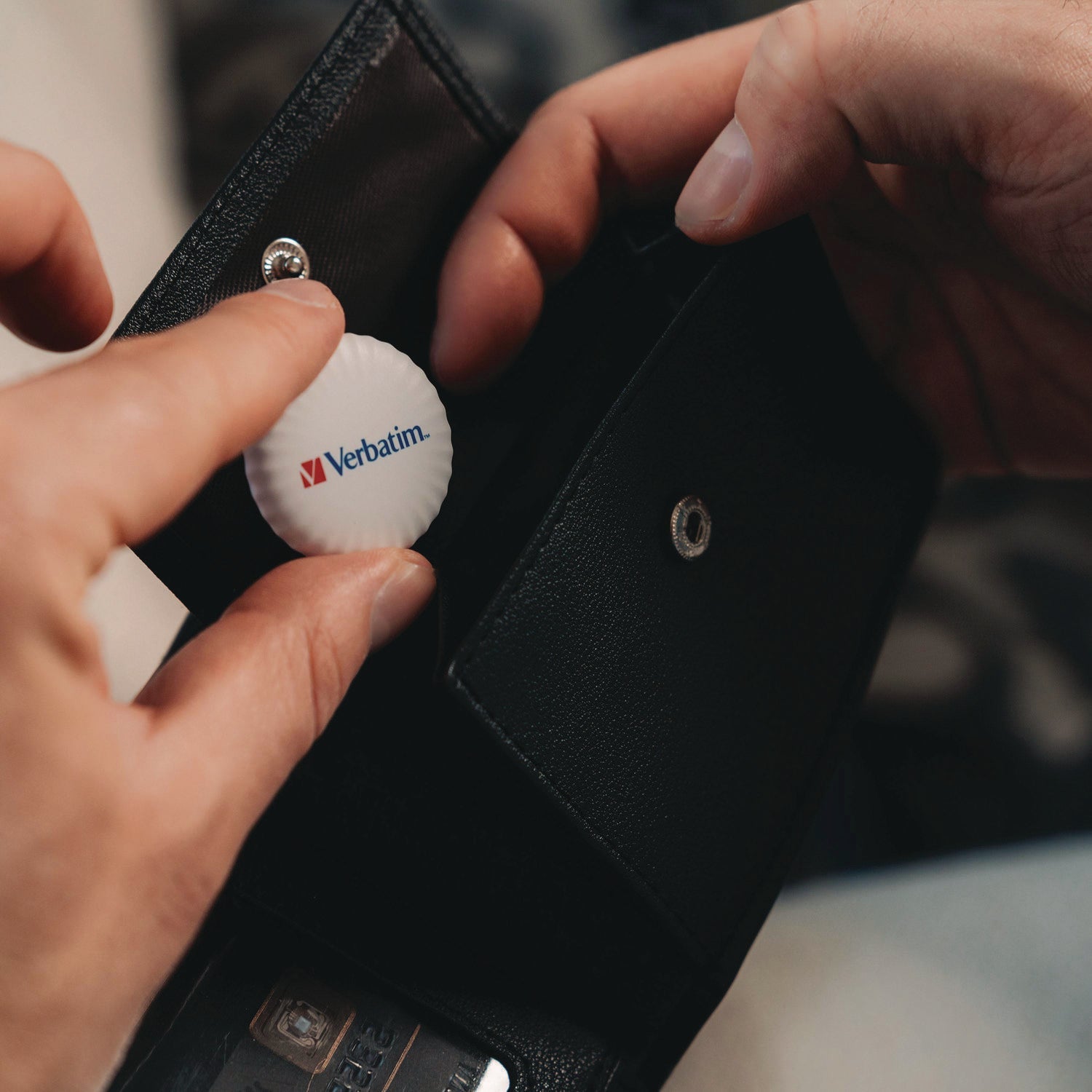 verbatim-r-my-finder-bluetooth-coin-tracker-for-apple-ios-black-white-2-pack-ver32134_4