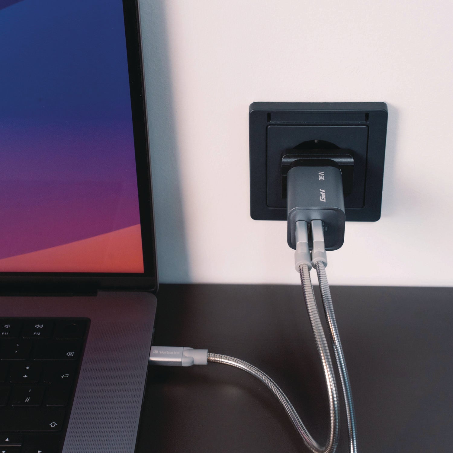 verbatim-35-w-2-port-gan-wall-charger-black-gray-ver32200_4