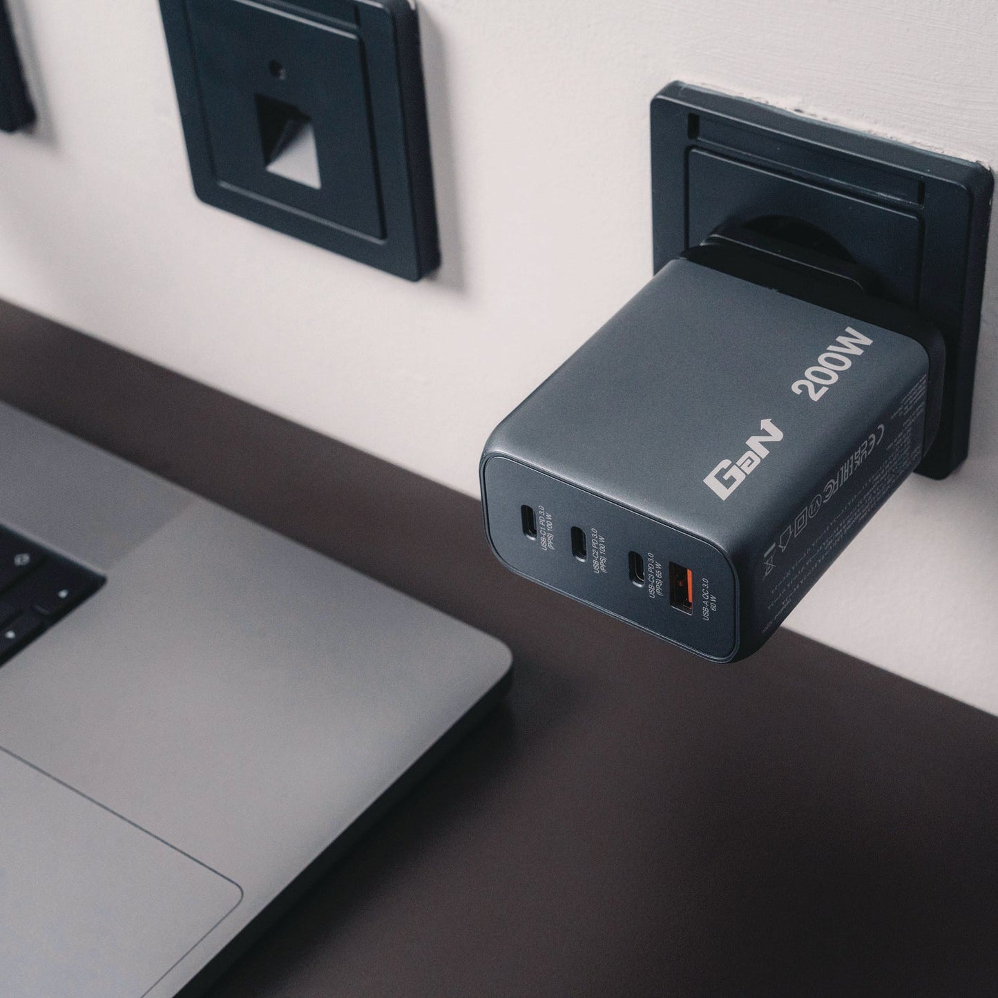 verbatim-200-w-4-port-gan-wall-charger-black-gray-ver32204_5