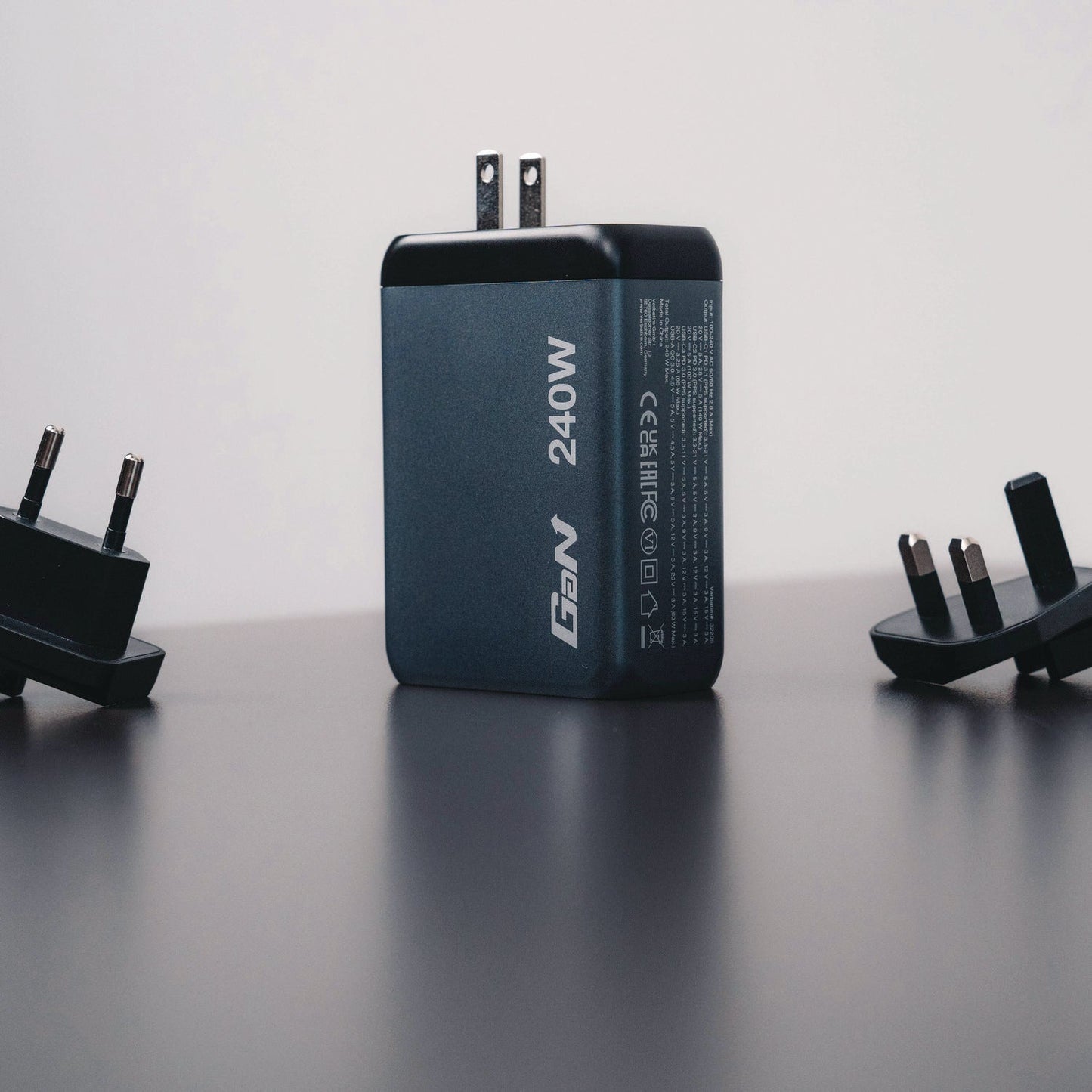 verbatim-240-w-4-port-gan-wall-charger-black-gray-ver32205_5