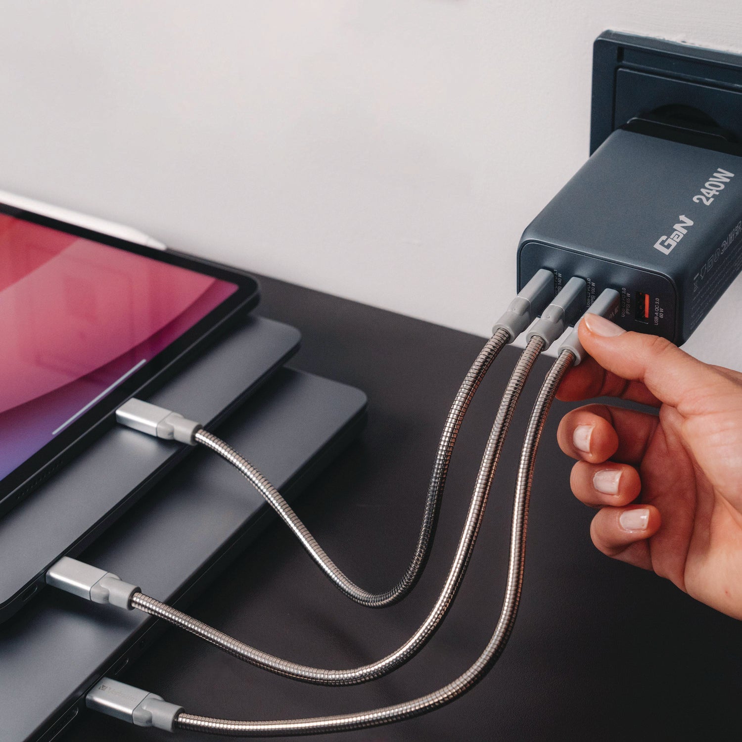 verbatim-240-w-4-port-gan-wall-charger-black-gray-ver32205_6