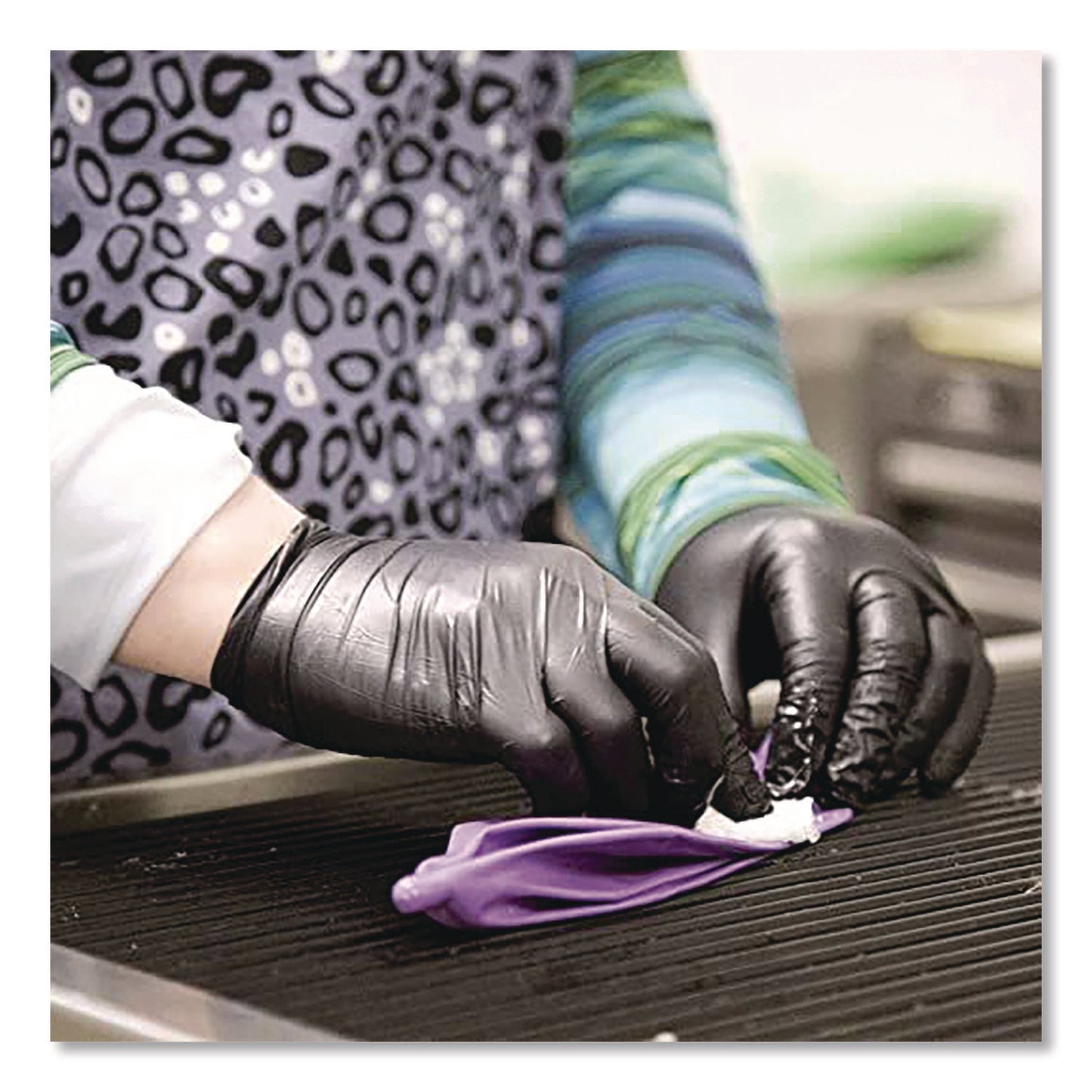 ammex-r-professional-nitrile-exam-gloves-powder-free-small-black-100-box-axcabnpf42100bx_4