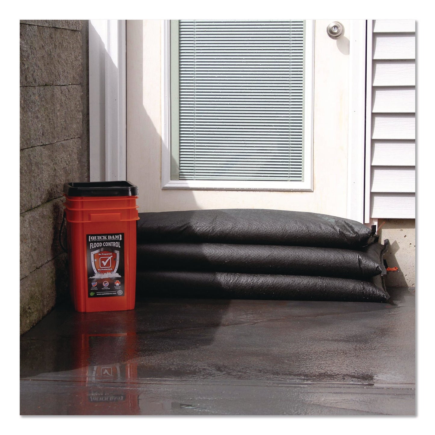 quick-dam-outdoor-grab-and-go-bucket-kit-1-bucket-5-jumbo-flood-bags-qkdqdgg12485_5