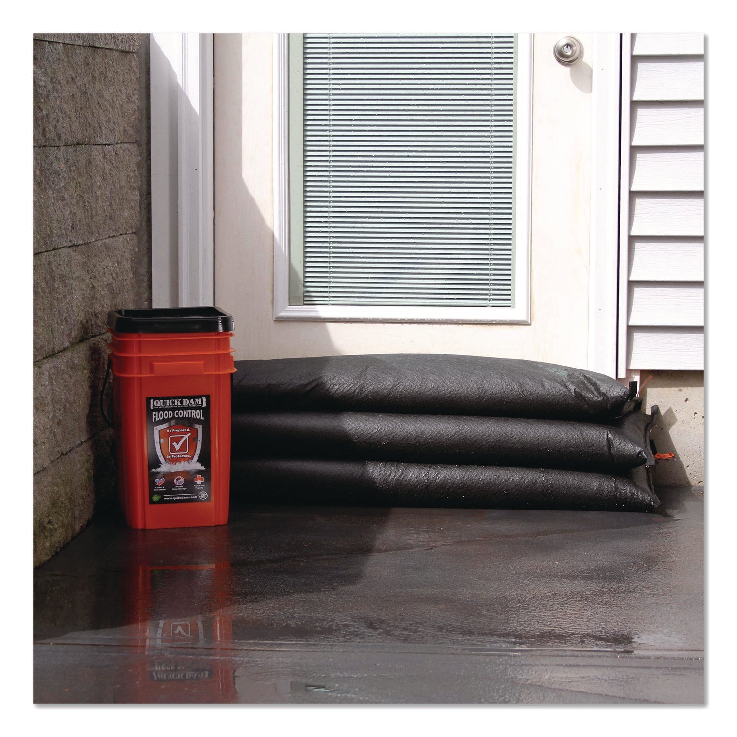 quick-dam-outdoor-grab-and-go-bucket-kit-1-bucket-5-jumbo-flood-bags-qkdqdgg12485_5