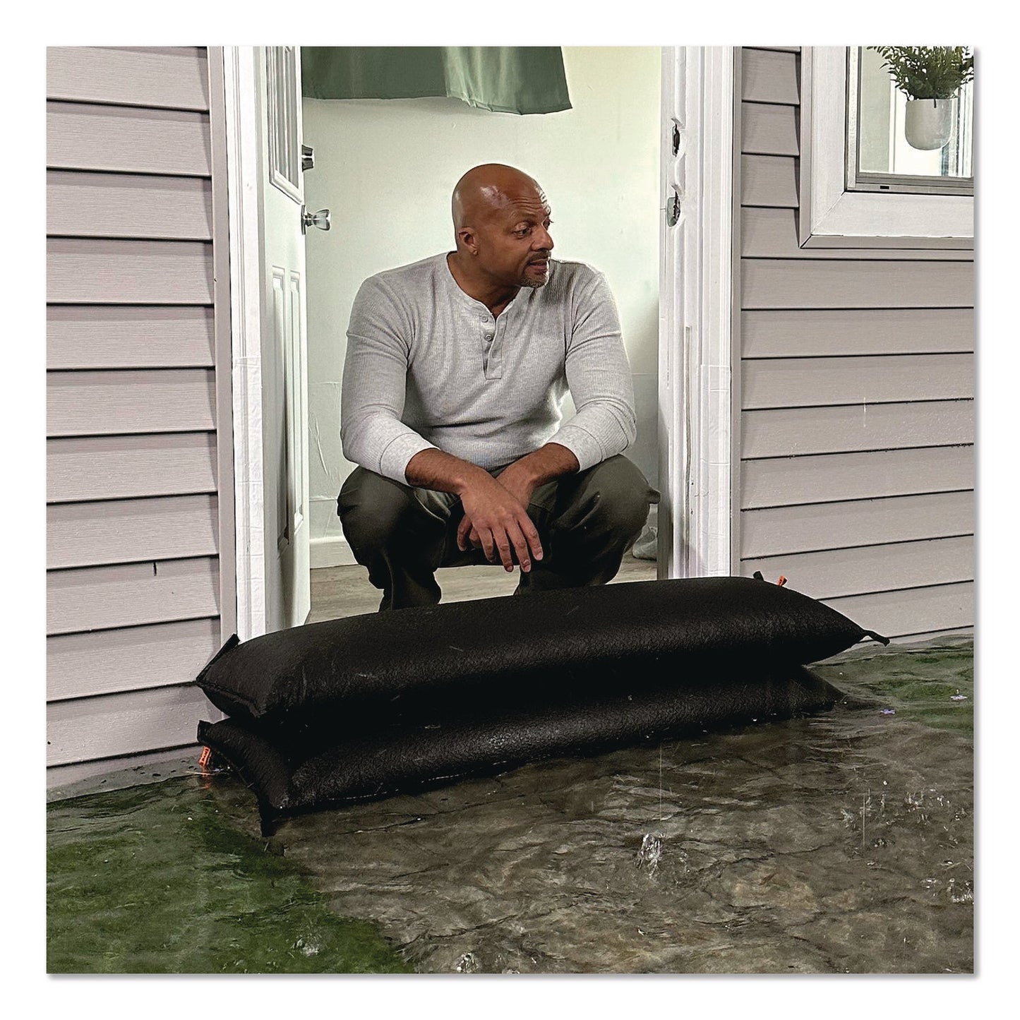 quick-dam-outdoor-grab-and-go-bucket-kit-1-bucket-5-jumbo-flood-bags-qkdqdgg12485_6