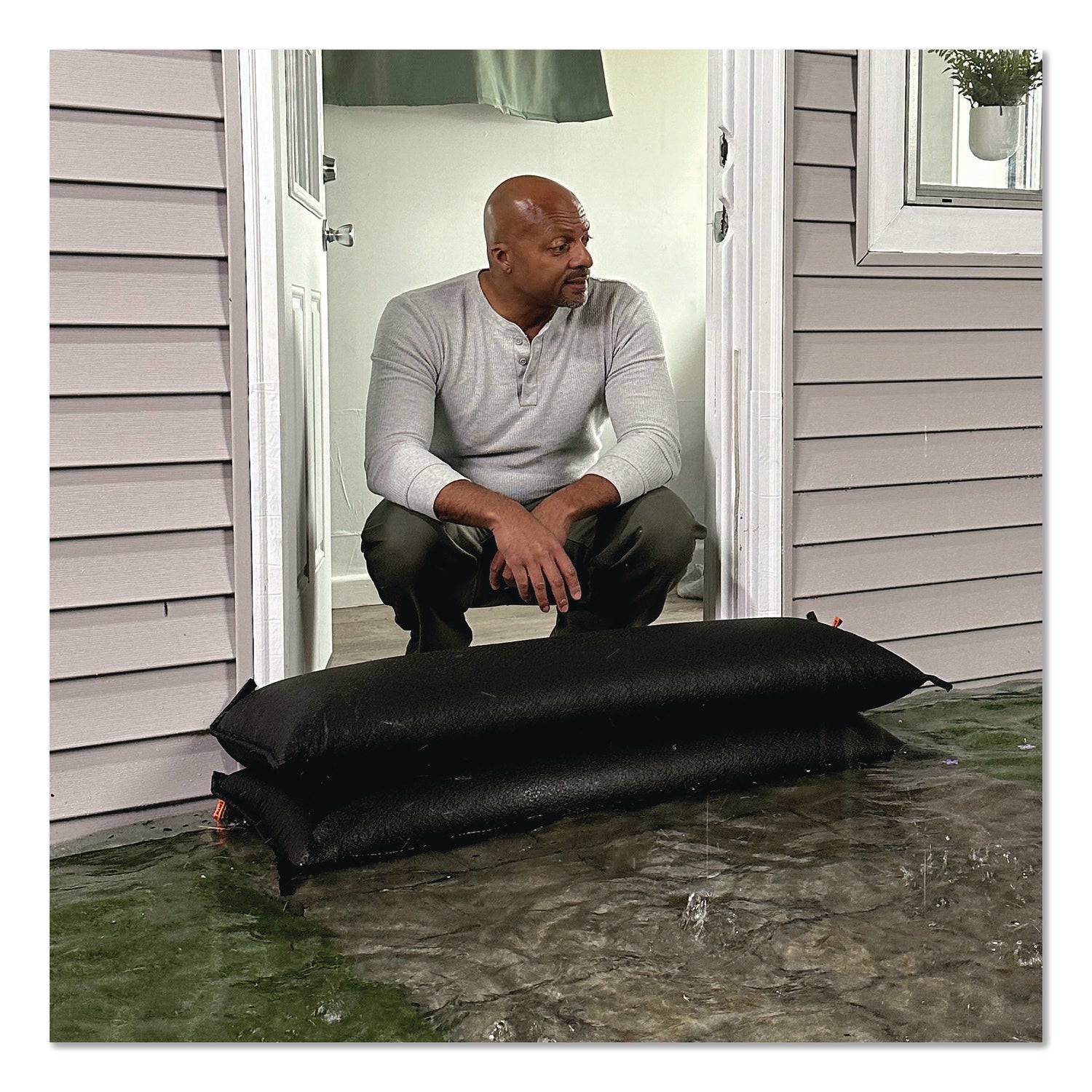 quick-dam-outdoor-grab-and-go-bucket-kit-1-bucket-5-jumbo-flood-bags-qkdqdgg12485_6