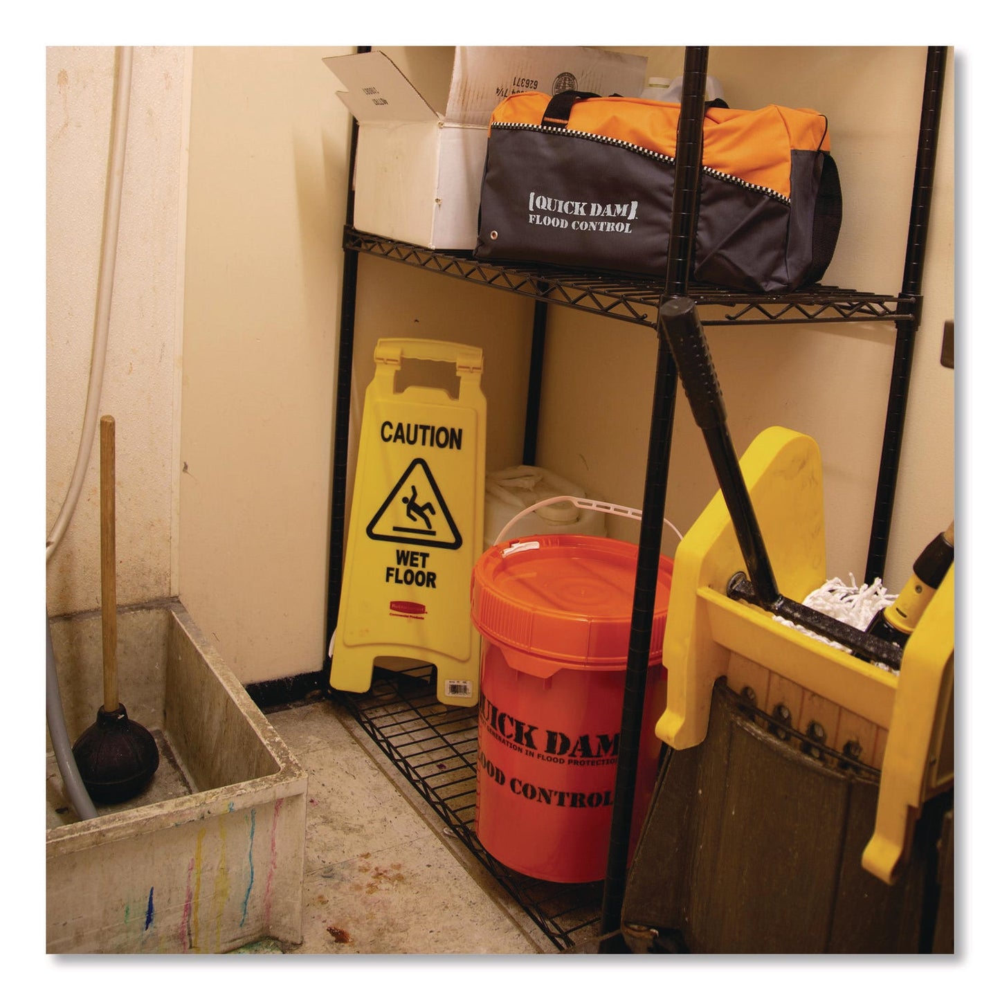 quick-dam-flood-barrier-duffel-bag-kit-1-duffel-4-17-ft-flood-barriers-qkdqdduff174_5