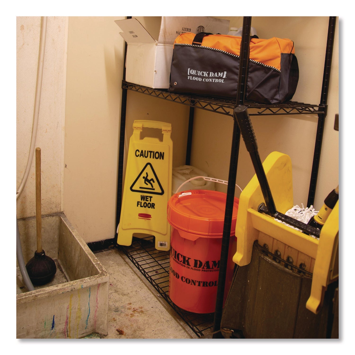 quick-dam-flood-barrier-duffel-bag-kit-1-duffel-4-17-ft-flood-barriers-qkdqdduff174_5