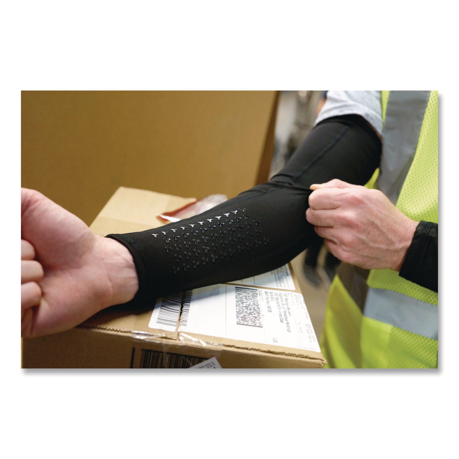 ergodyne®-chill-its-6691-cooling-arm-sleeves-with-box-handling-grip-polyester-spandex-medium-black-pair-ego12387_3