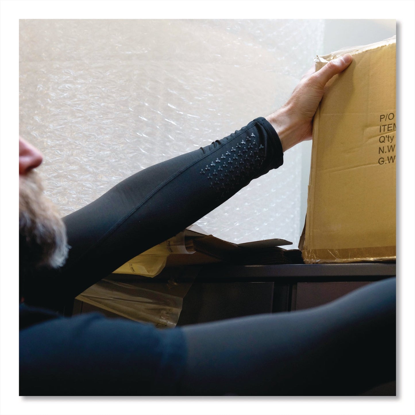 ergodyne®-chill-its-6691-cooling-arm-sleeves-with-box-handling-grip-polyester-spandex-x-large-black-pair-ego12389_4