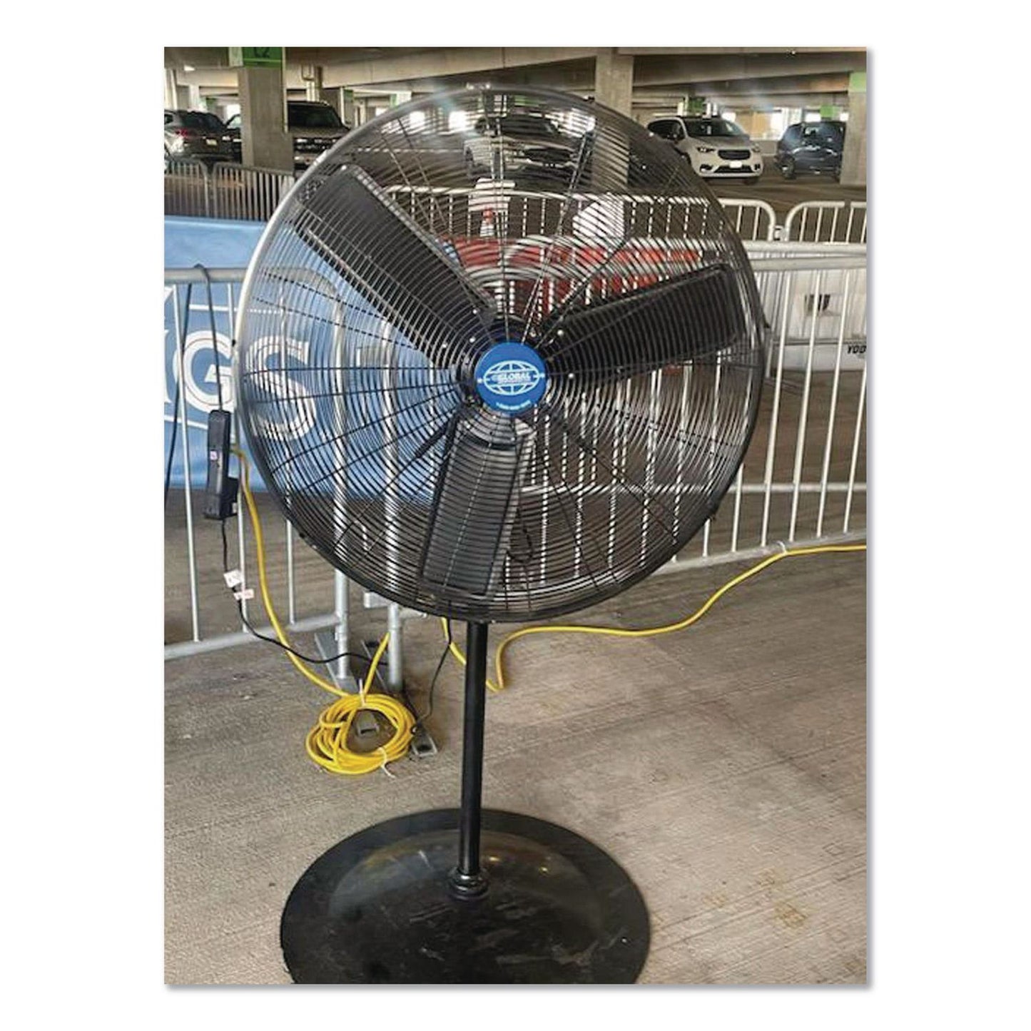 Global Industrial® Oscillating Pedestal Fan, 30", 3 Speeds, Gray (GBE585280)