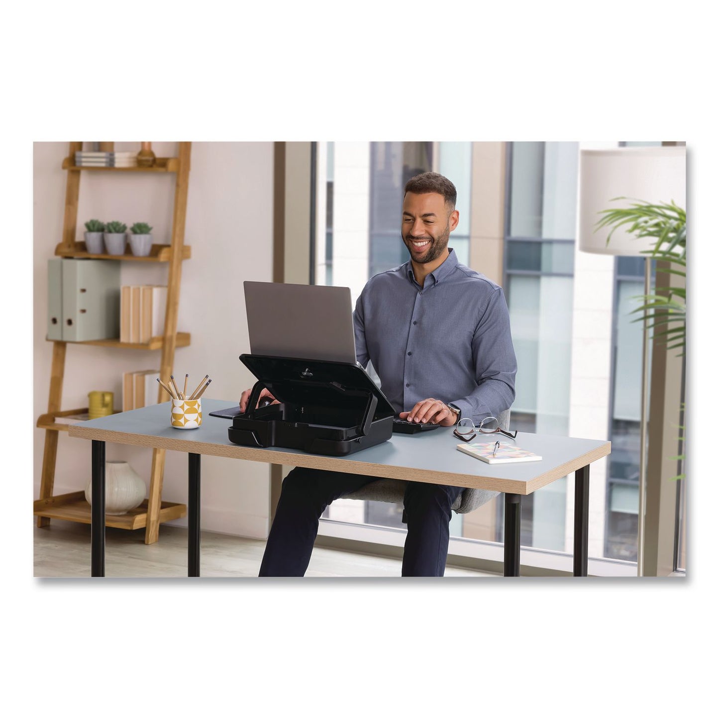 Fellowes® Breyta Briefcase, Fits Devices Up to 14", Plastic, 15.11 x 12 x 3.5, Black (CRD100098568)