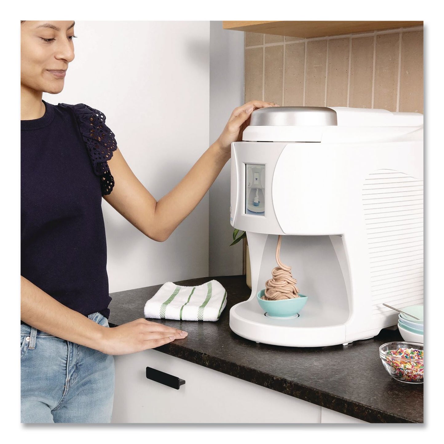 ColdSnap® Single-Serve Pods Frozen Treat Machine, White/Gray (CDSICM450000)
